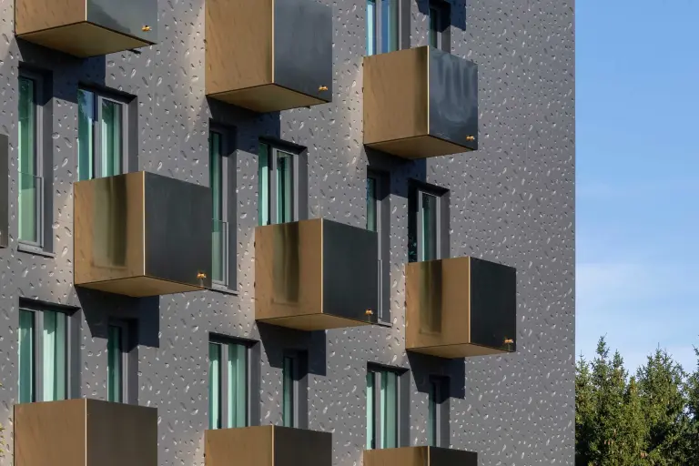 Detailaufnahme einer silberfarbenen Hausfassade, gedämmt mit Sto-WDVS, bekleidet mit StoDeco Fassadenelementen