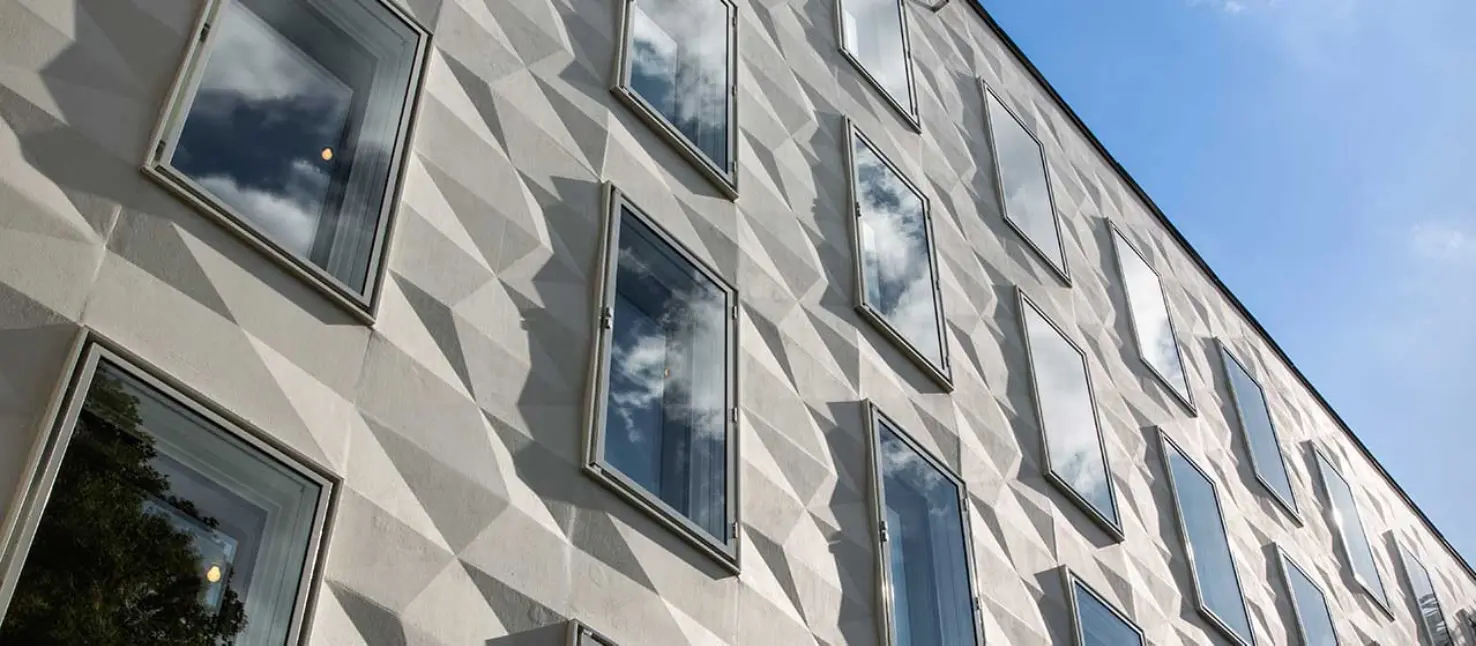 Graue 3D Fassade mit vorgefertigten Fassadenelementen von StoDeco