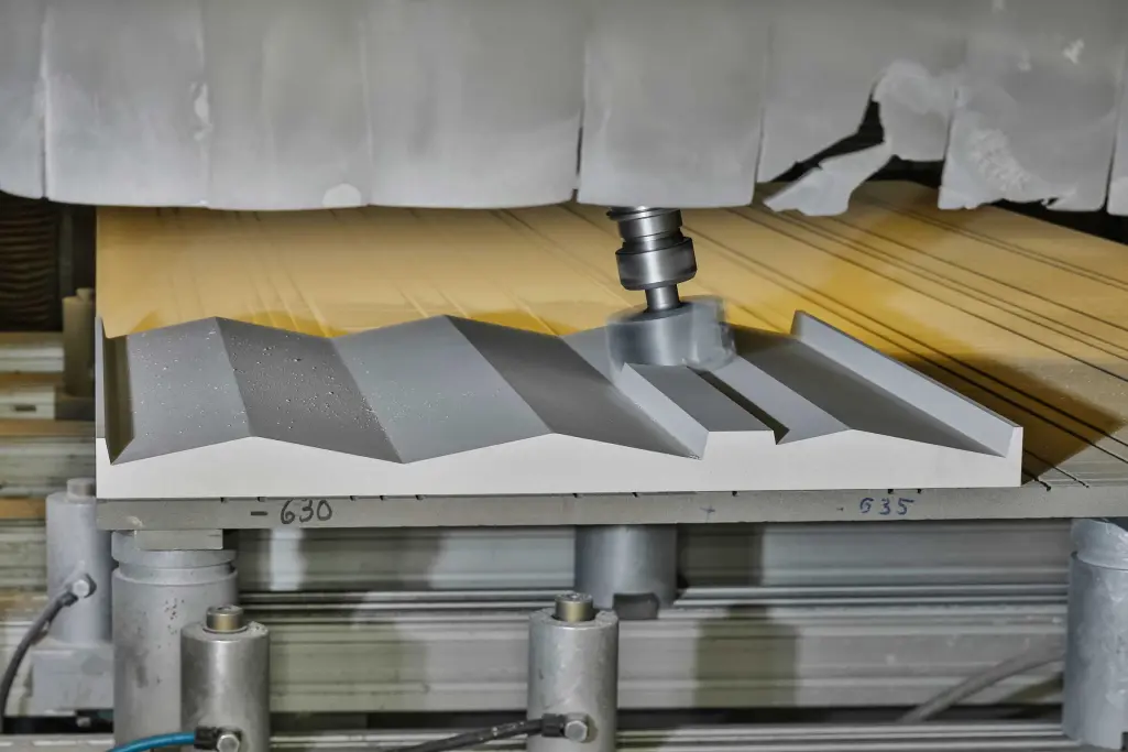 Plastische Fassadenelemente von Sto werden mittels 5-Achs-CNC-Fräsmaschine gefräst.