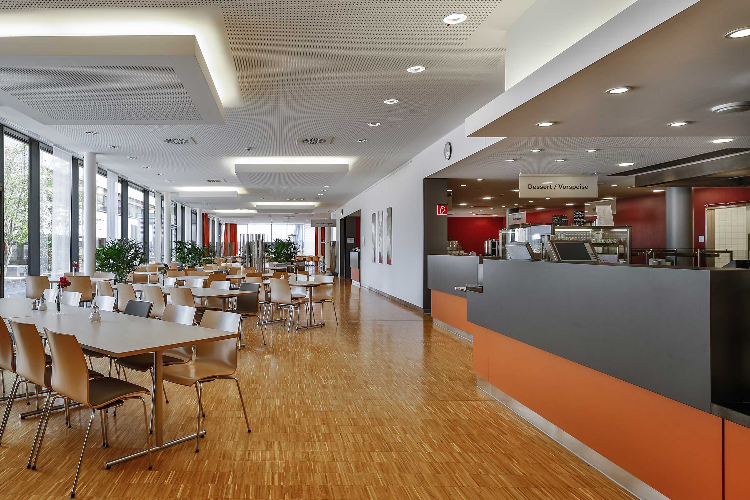 Funktionale Wandfarbe StoColor Climasan in einer Klinik-Kantine, Raumfarbe reinigt die Raumluft