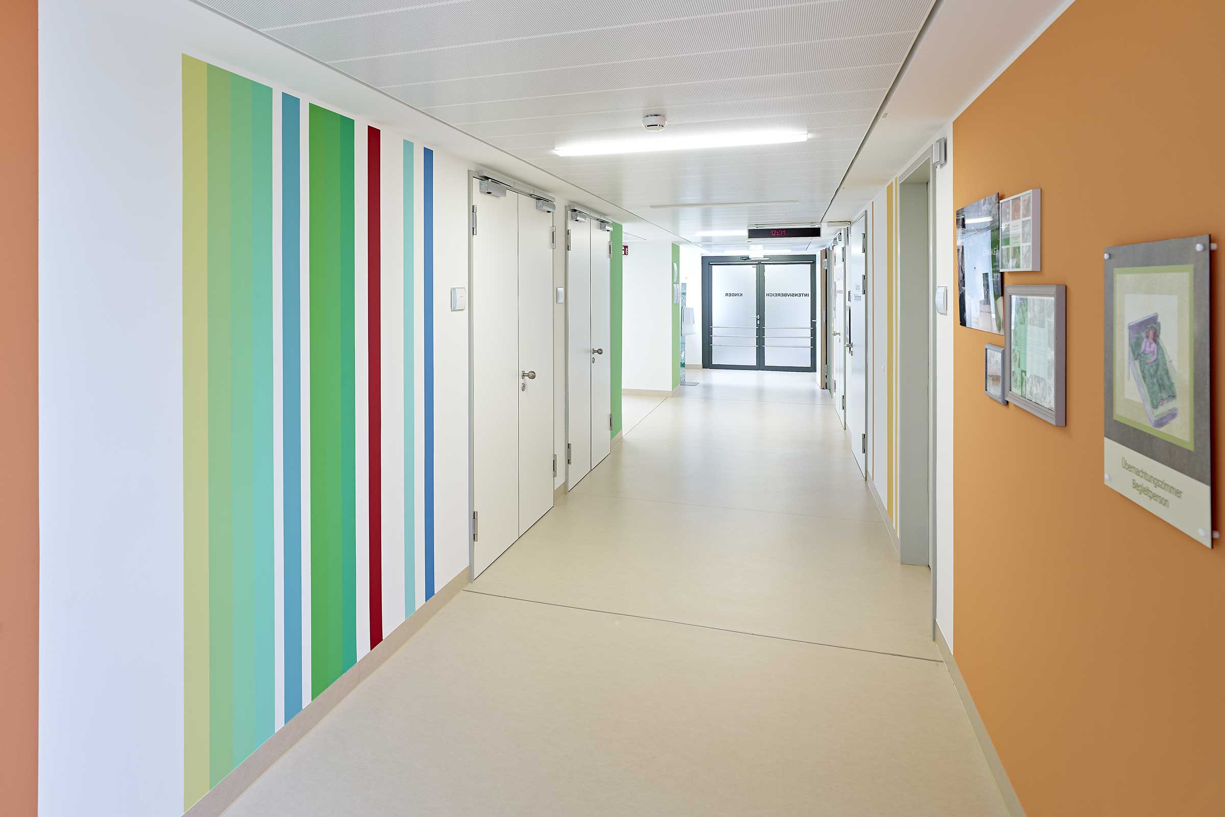 Widerstandsfähige Lackfarbe von Sto im Einsatz eines Krankenhauses (bunte Wände)