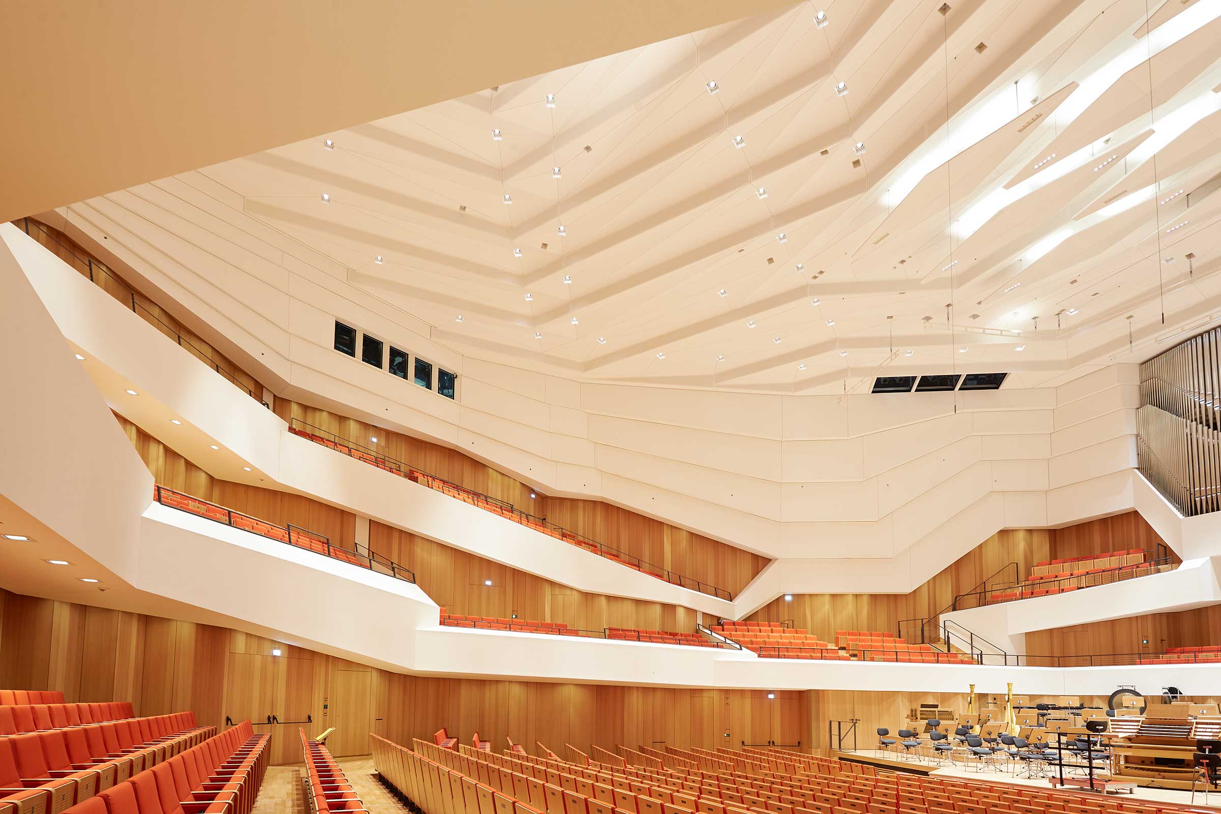 Moderne Wandfarben: Matte Sto-Innenarbe sorgt für schöne und saubere Wände des Konzertsaals