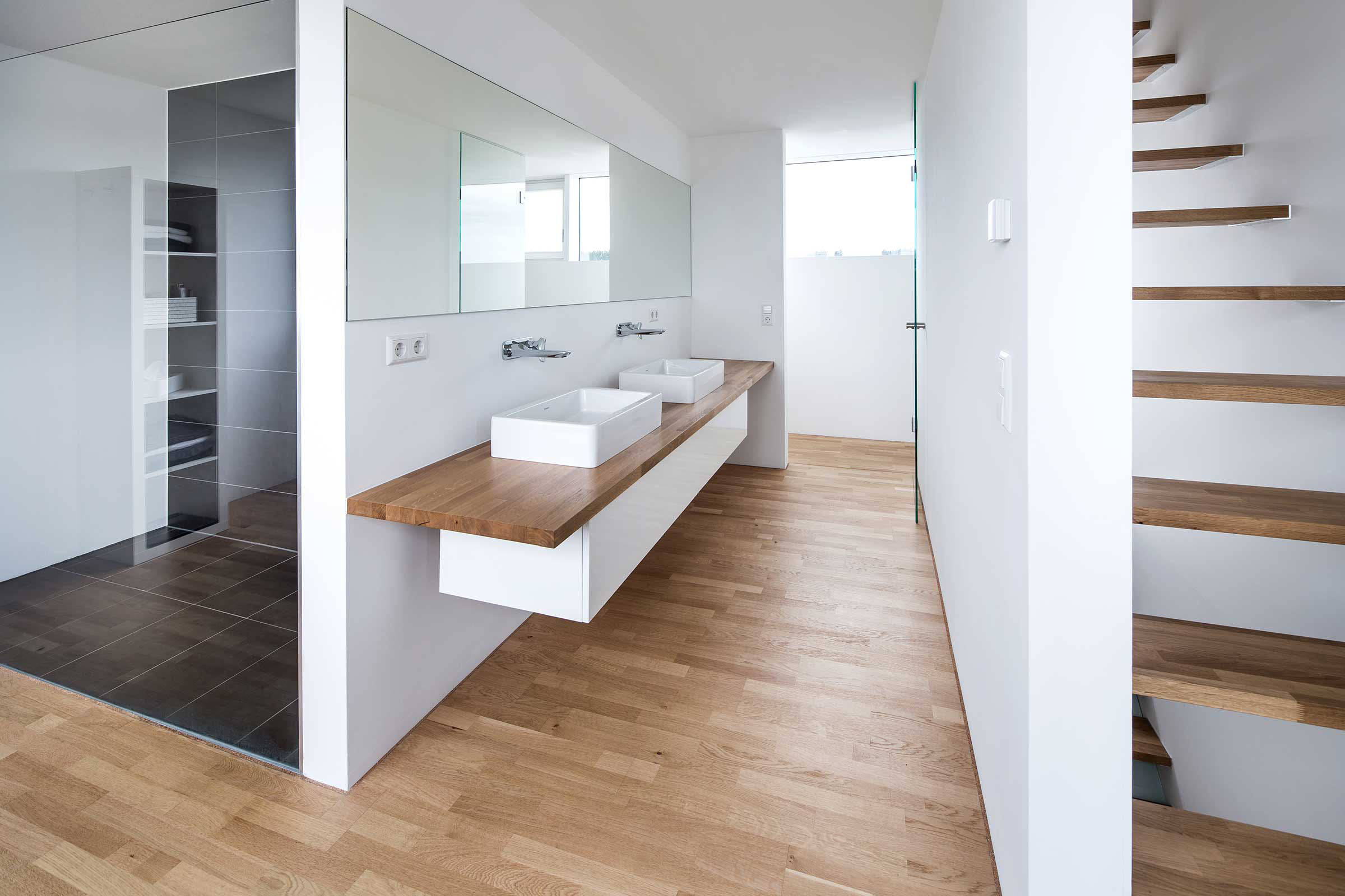 Silikatfarbe innen. Wohnbereich mit Waschbecken, mit Wandfarbe von Sto beschichtet.