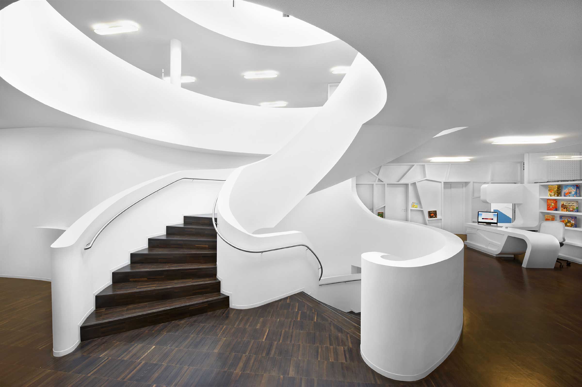 Profi-Wandfarbe innen: Strahlend weiße Wände im Foyer der Mediathek