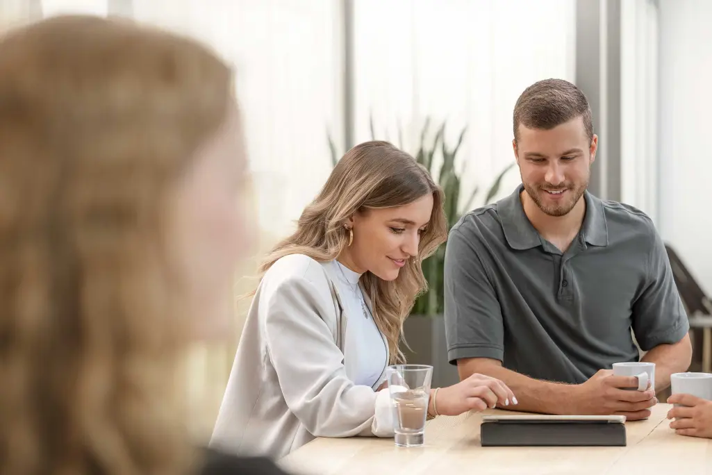DH-Studentin, links im Bild, mit jungem Mann, Ausbilder im Gespräch
