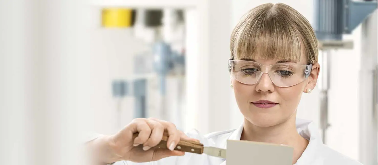 Junge Sto-Mitarbeiterin im Labor, Ausbildung bei Sto