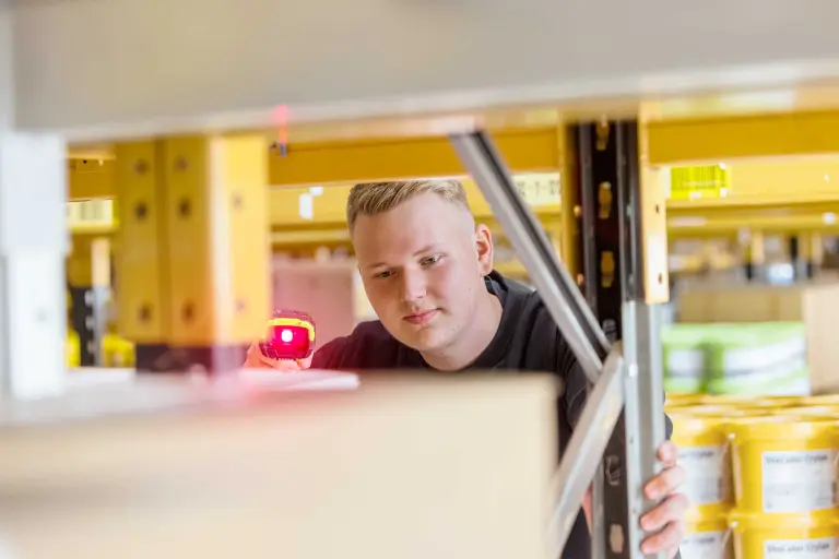 Auszbildender von Sto in der Produktion, scannt, kennzeichnet und prüft