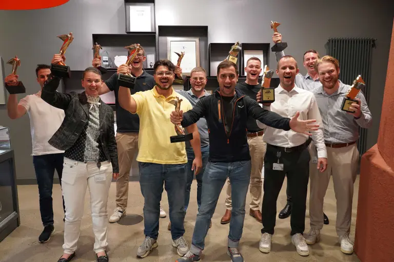 Lachende klatschende junge Menschen, Benefits Trainee-Programm Vertrieb Sto