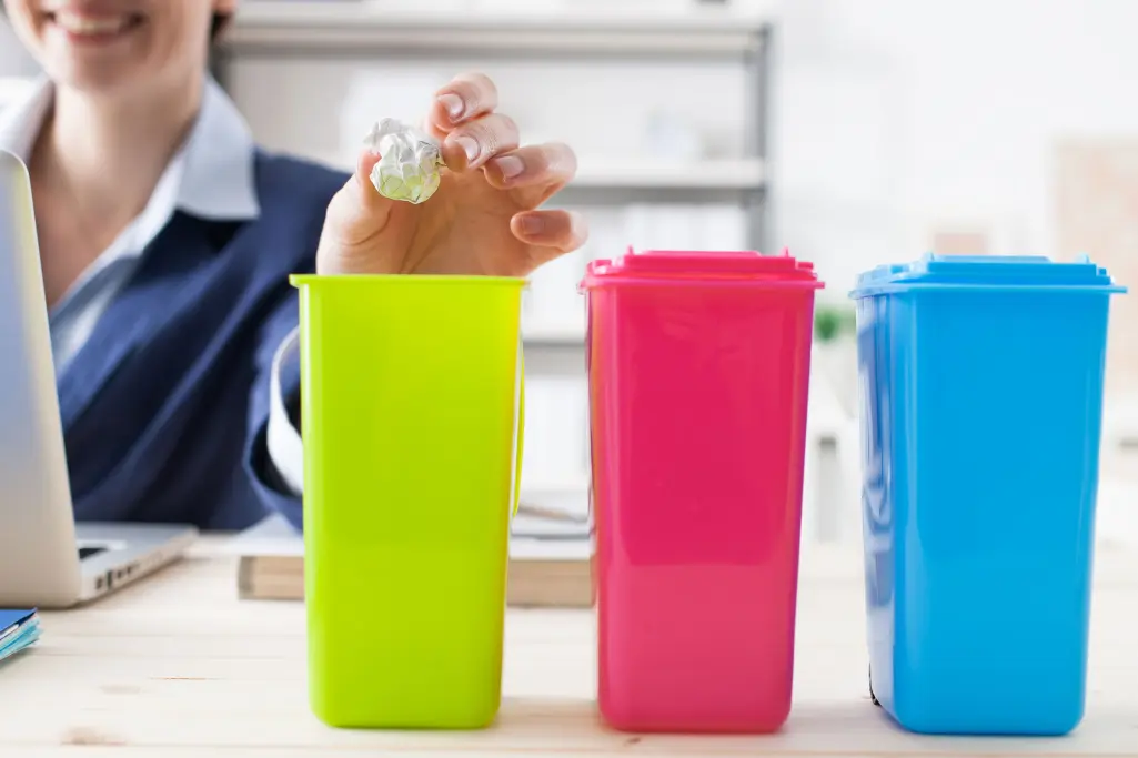 Müll trennen an der Arbeit, im Büro, bunte Mini-Mülleimer