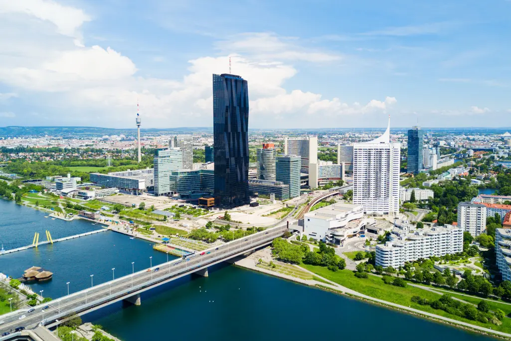 Reagenzglas mit blauer Flüssigkeit, chemische Lösung, dahinter grüne Wiese, blauer Himmel