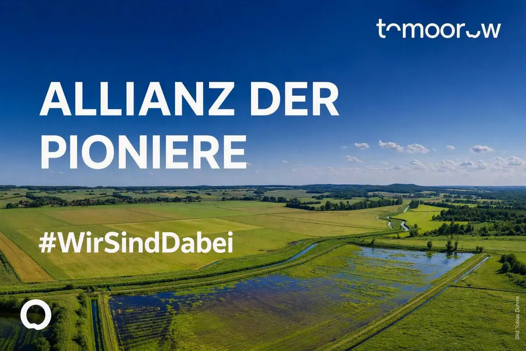 Landschaft mit Feldern und Moorfläche. Text: Allianz der Pioniere, #Wir SindDabei