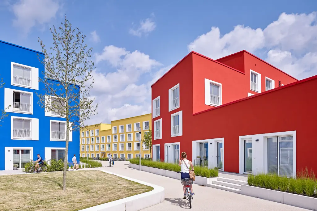 Studentenwohnanlage Münster, DE, Fassaden in Blau, Gelb, Rot: StoTherm Classic® mit StoColor Dryonic