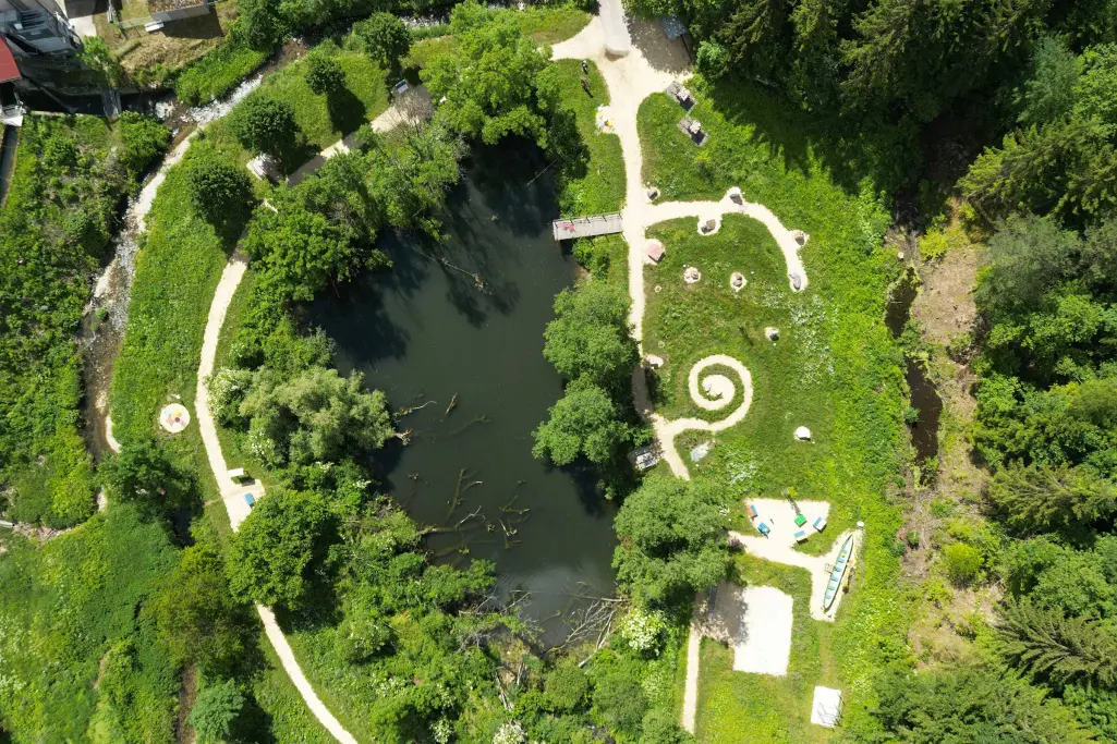 Drohnenaufnahme vom Sto-Weiher im Sto Geo-Park in Stühlingen-Weizen