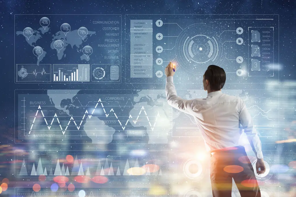 Mann steht vor großem, digitalem Display, Transparente Kommunikation