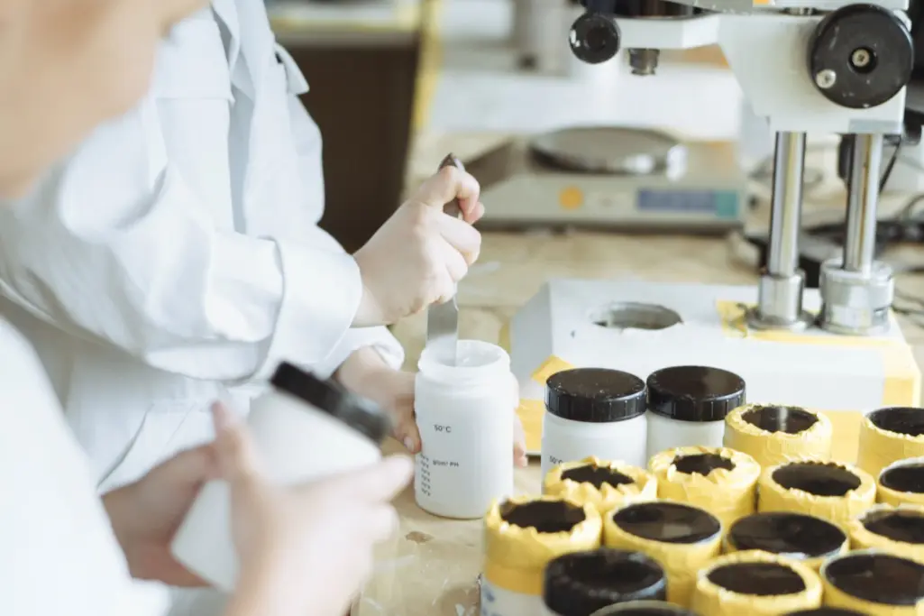 Sto-Mitarbeiter bei der Arbeit im Labor, Entwicklung Putze und Farben