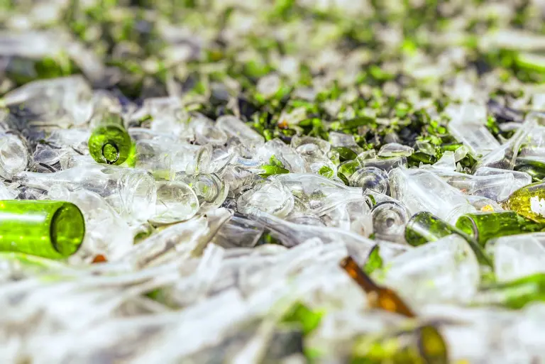 Weiße und grüne Glasflaschen, Wertstoff, recyceln, Nachhaltigkeit; Kreislaufwirtschaft