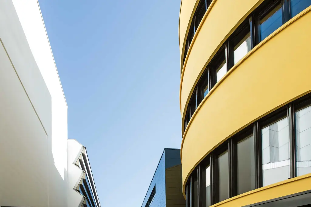 Titelbild Nachhaltigkeitsbericht mit Piktogramm Haus mit Blatt für Nachhaltigkeit