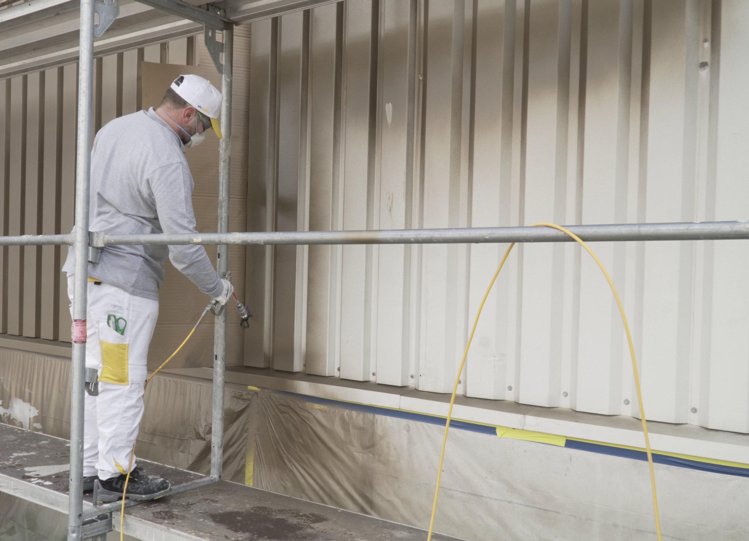 Auf Trapezblech lässt sich StoColor Dryonic M ratinell im Airless-Spritzverfahren applizieren.