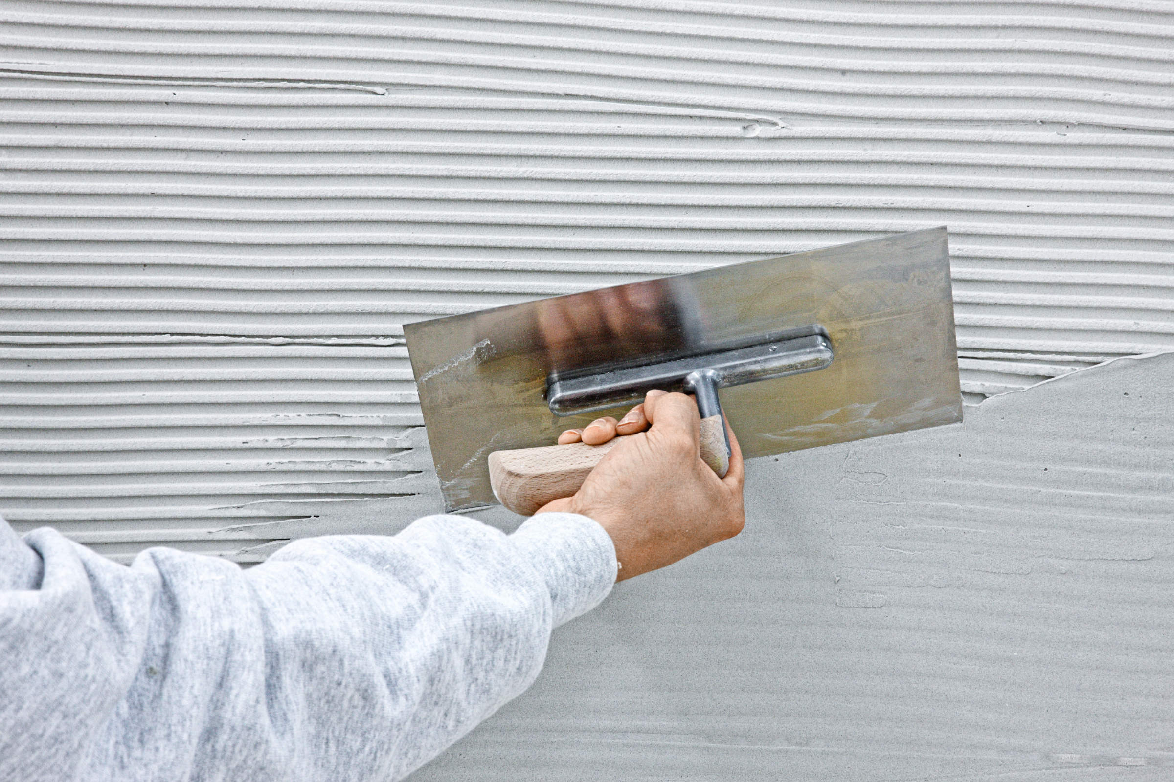 Der Zementspachtel StoLevell In RS eignet sich im Innenraum und an Fassaden.