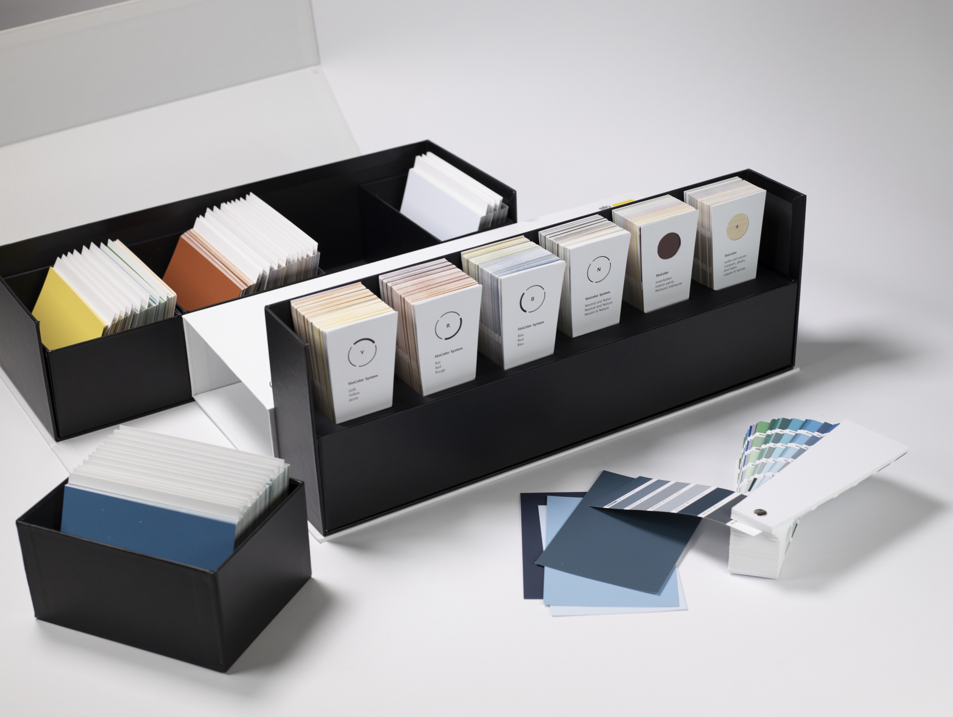 StoColor System Edition mit sechs Fächern und die StoColor System Box mit 1000 Einzelblättern.