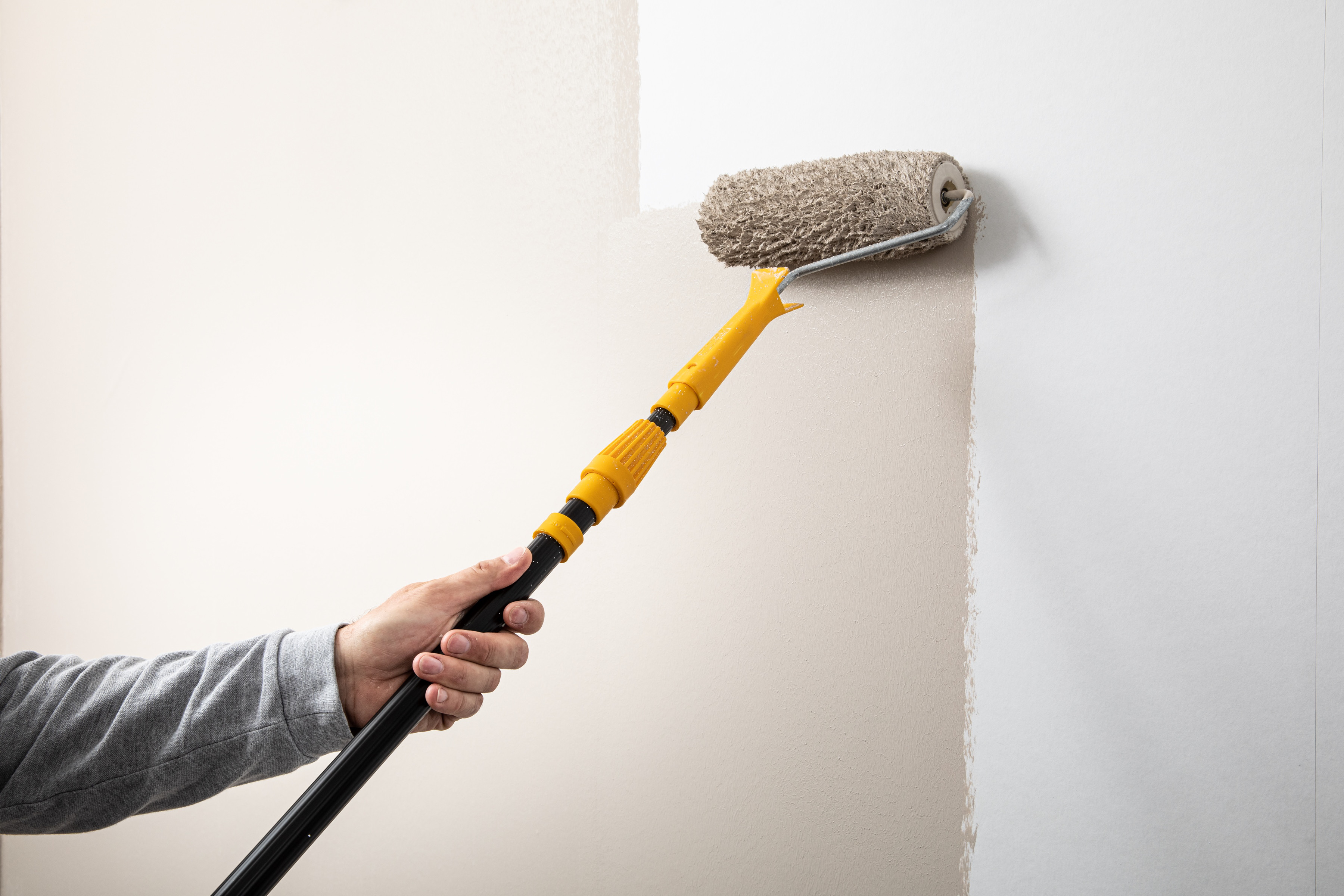 Auf dem neuen Vlies StoTap Evo lässt sich Innenfarbe leicht gleichmäßig auftragen.