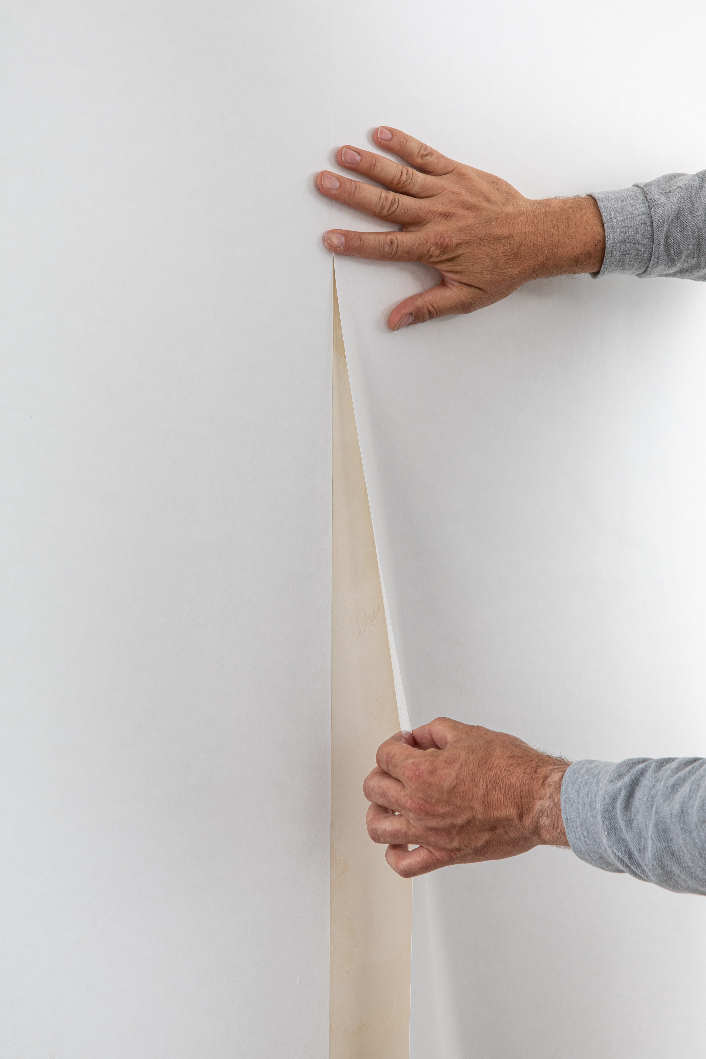 Mit den sauberen Schnittkanten lässt sich das Vlies einfach auf Stoß verkleben.