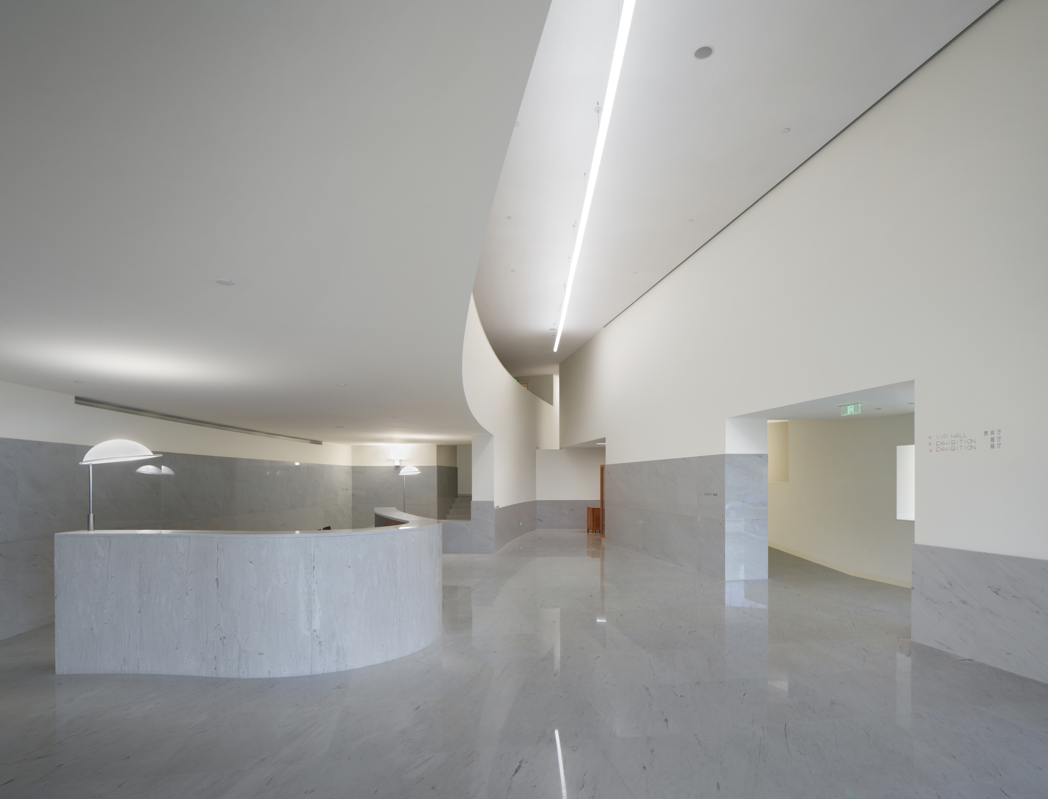 Der Eingangsbereich mit geschwungenem Empfangstresen.