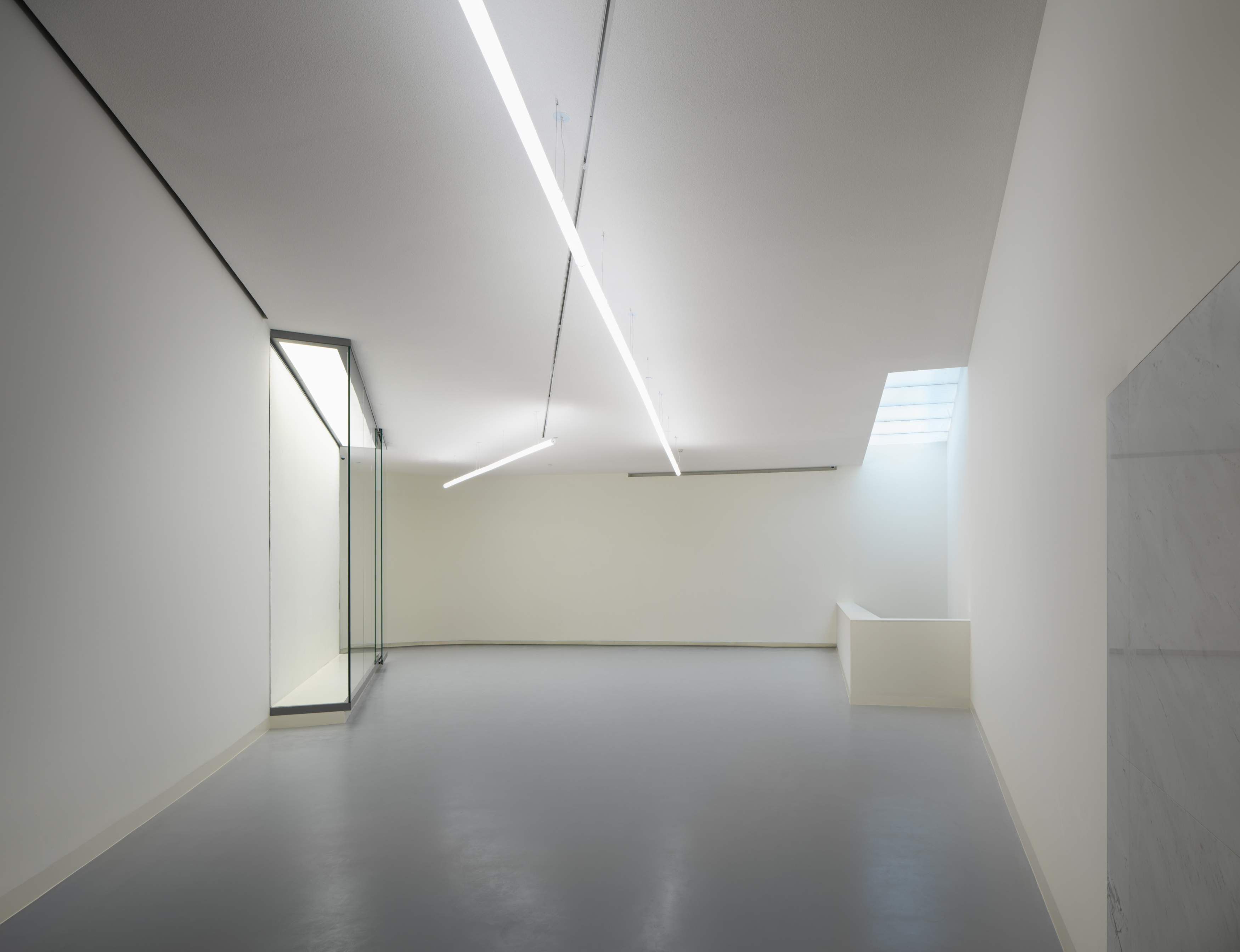 Die Röhrenleuchten spenden Licht und sind Gestaltungselement.