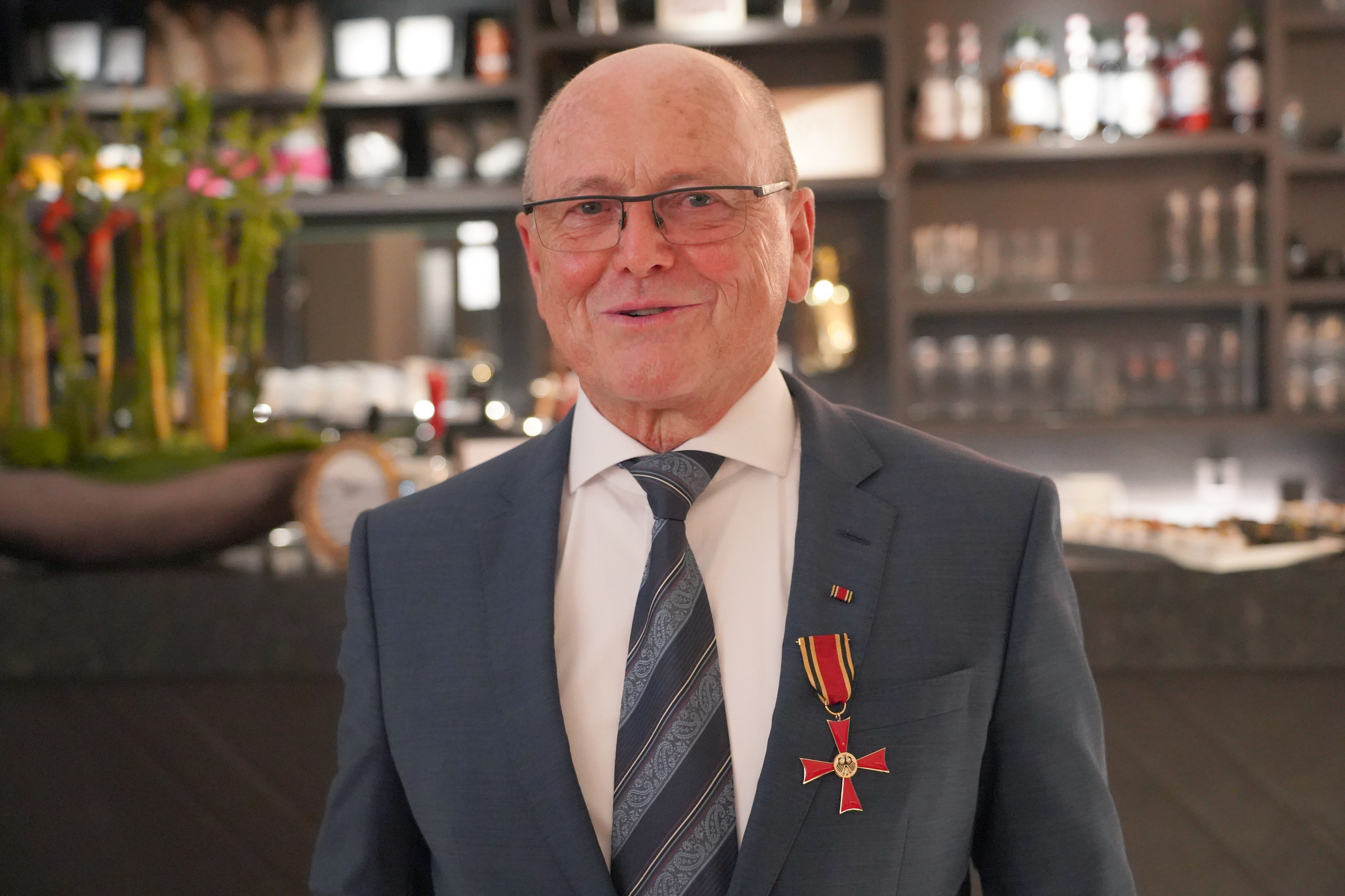 Jochen Stotmeister erhält das Verdienstkreuz am Bande. Foto: Sto SE & Co. KGaA, Stühlingen