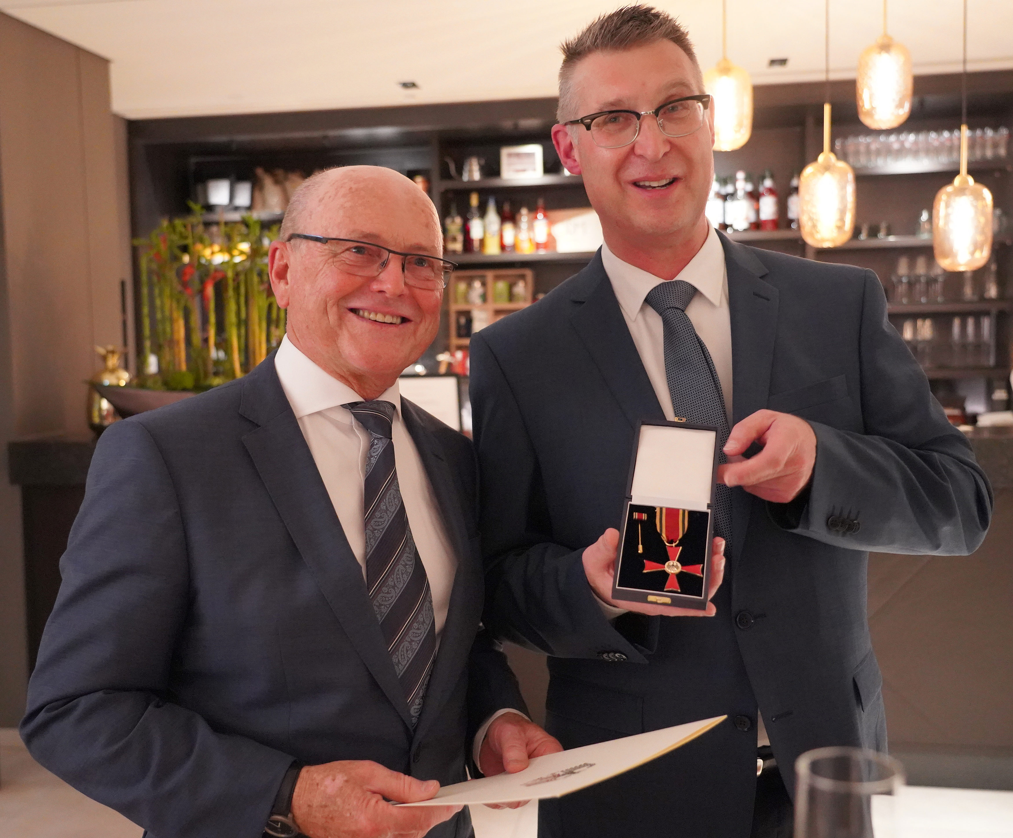 Übergabe Verdienstkreuz von Stühlingens Bürgermeister Joachim Burger