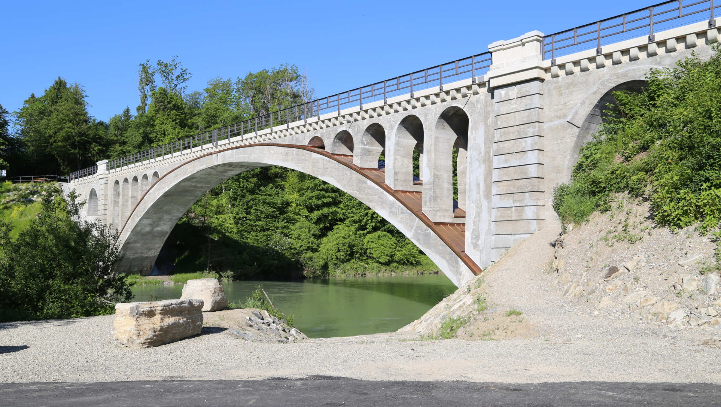 Die ehemalige Eisenbahnbrücke dient heute als Fahrrad- und Wanderweg über die Iller.
