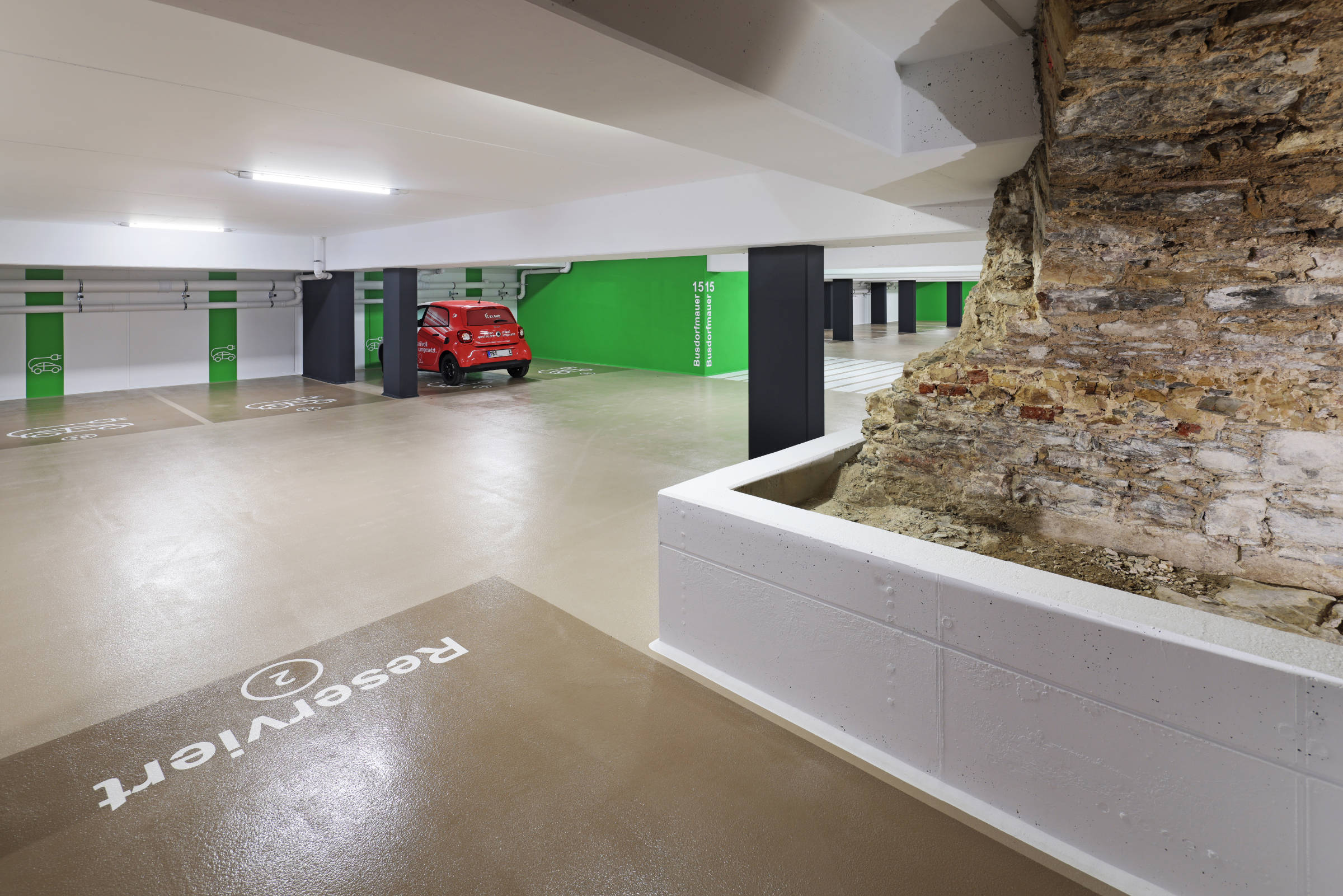 Tiefgaragen liegen oft unter Wohn- oder Bürogebäuden, die gegen das Eindringen von Radon zu schützen