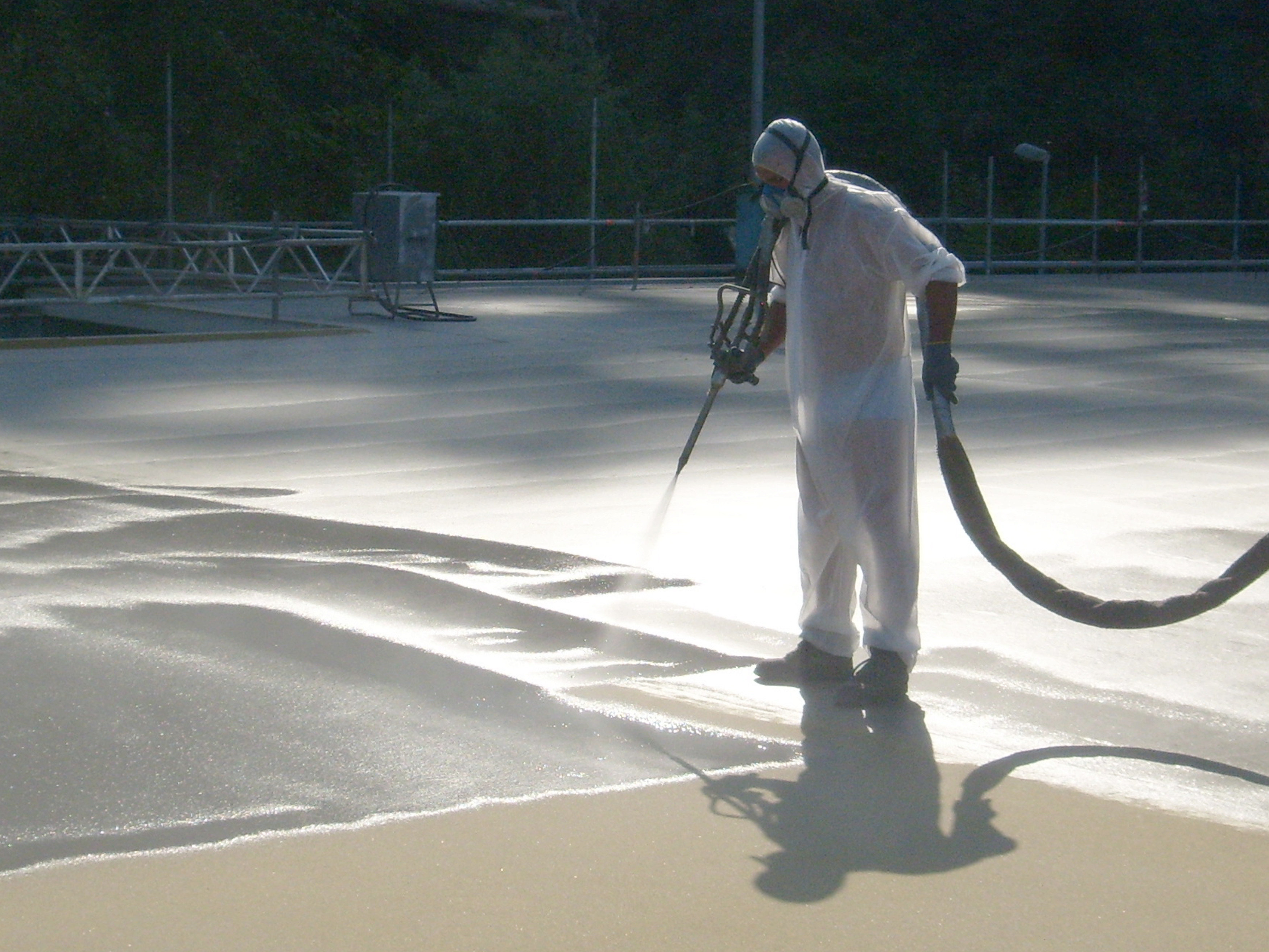 Abdichtung des Freidecks eines Parkhauses im Spritzverfahren. Bild: StoCretec GmbH