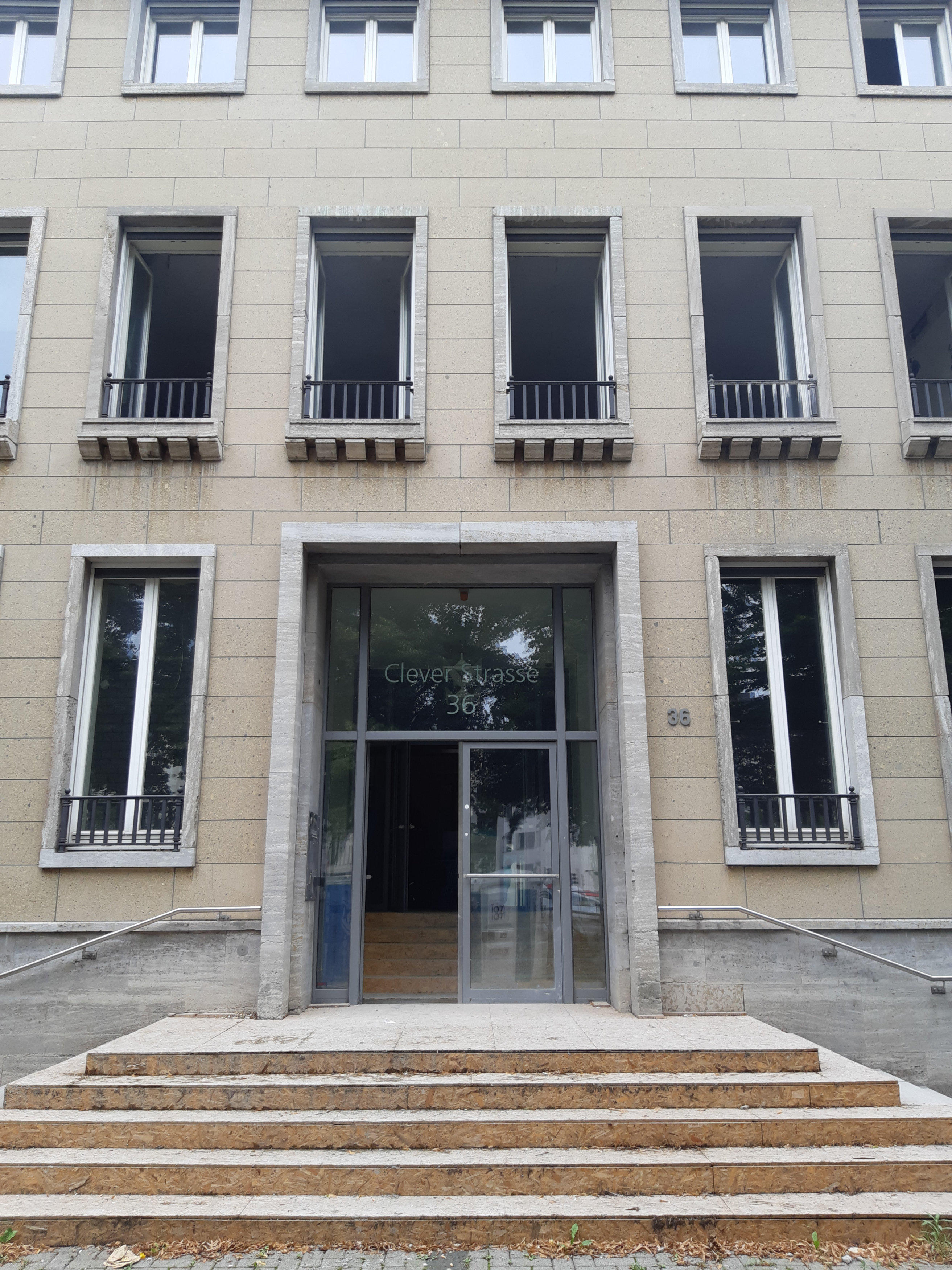 Haus 12 des AURUM KCII in Köln. Der Betonbau wurde entkernt und instandgesetzt, die Fassade blieb er