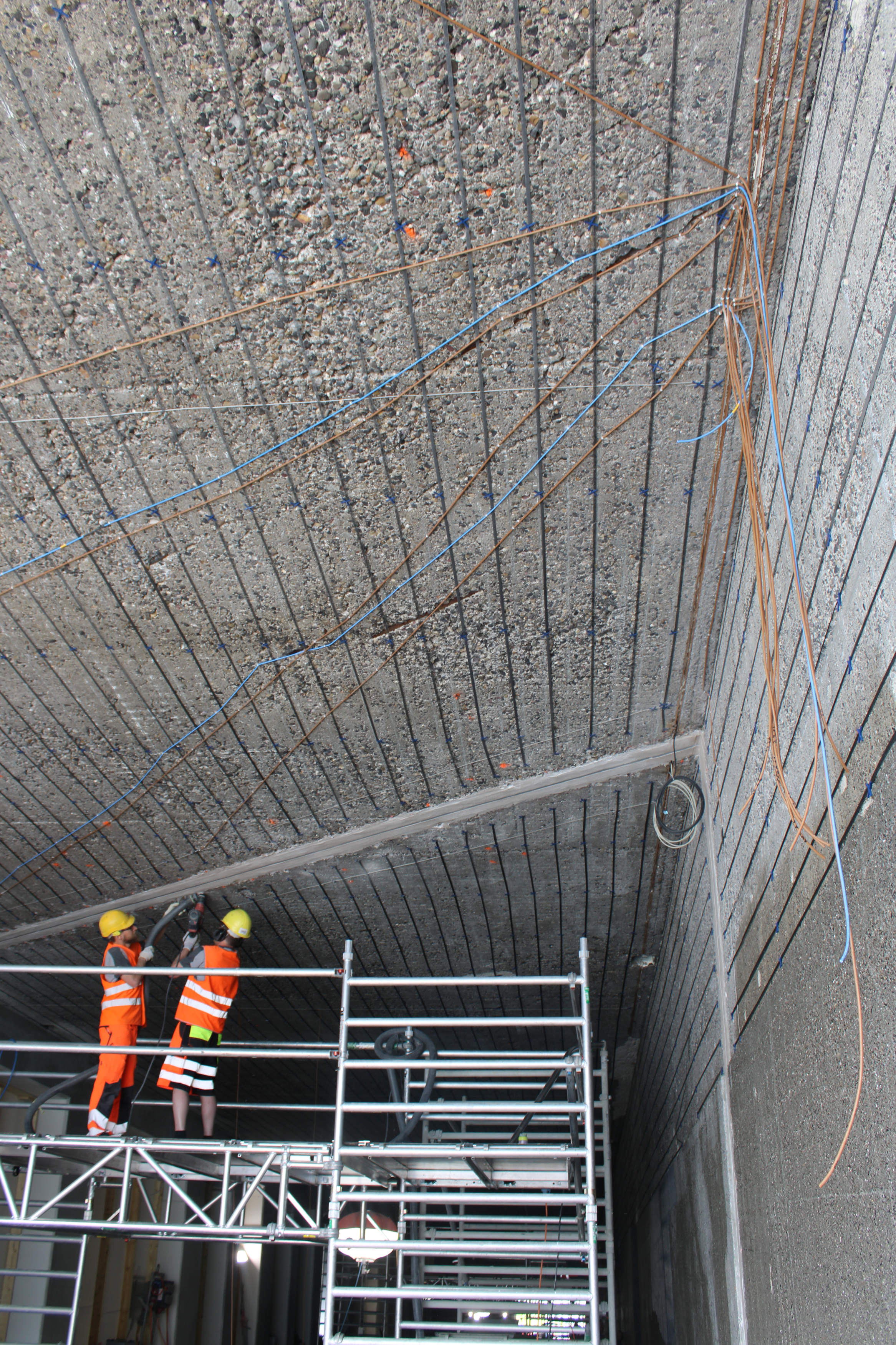 Die Band-Anoden wurden an der Decke installiert und anschließend mit dem Nassspritzmörtel StoCrete T