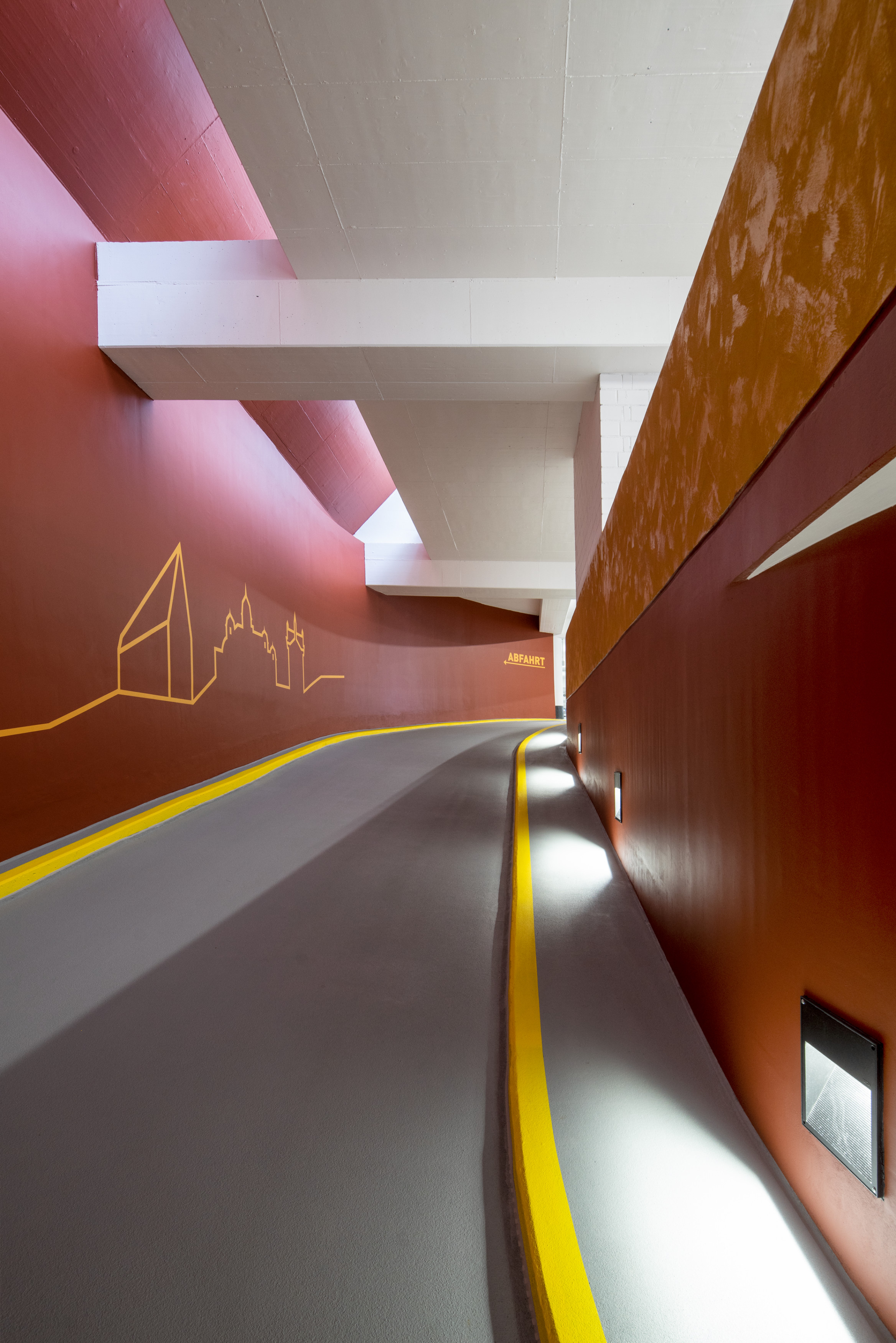 Tiefgarage mit Farbe