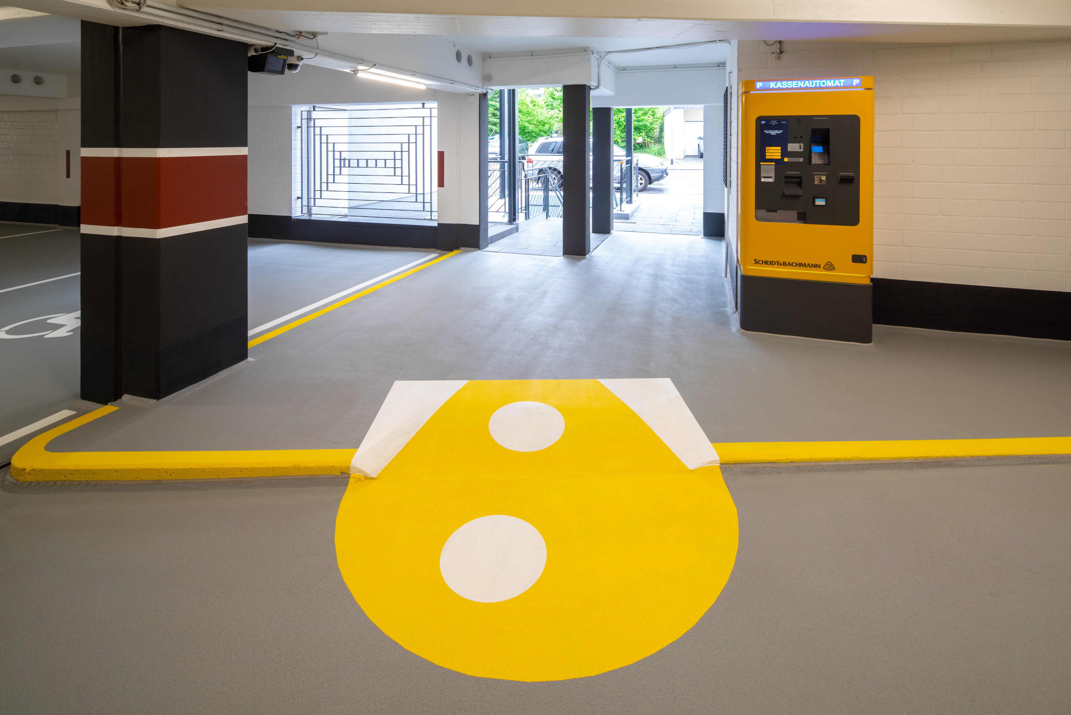 Deutlich erkennbare Bodenmarkierungen für Fußgänger oder gesonderte Stellflächen