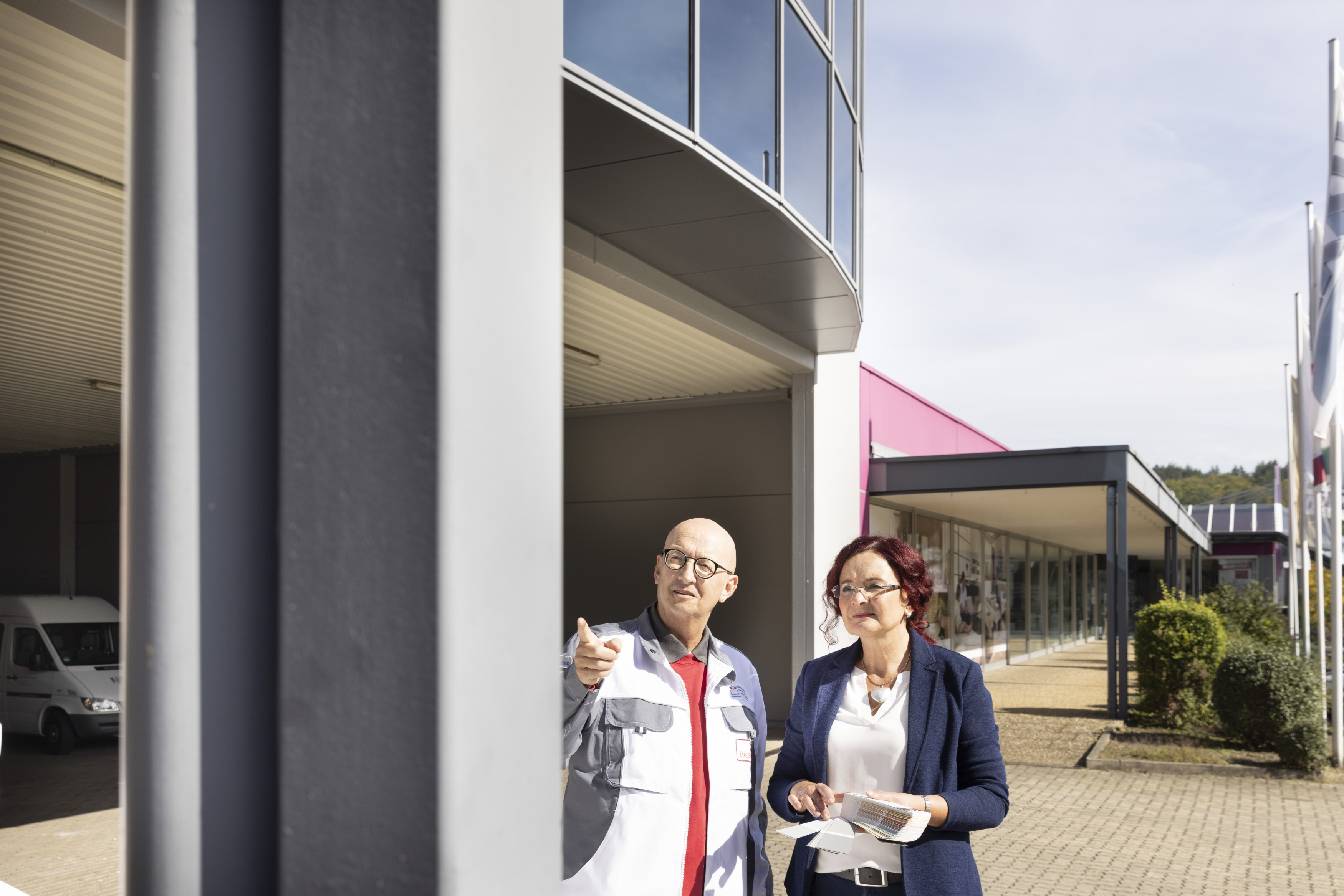 Malermeister Ralf Roser sucht mit seiner Kundin die Farbtöne aus. 