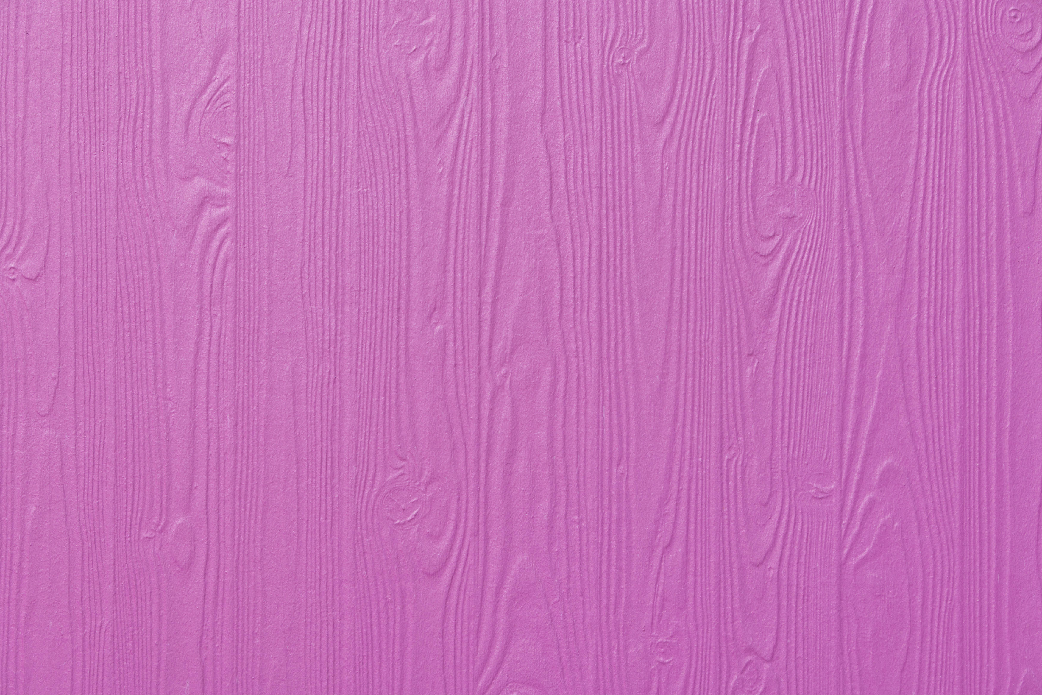 Ein kräftiges Purpur ziert auch die Beton-Holzoptik.