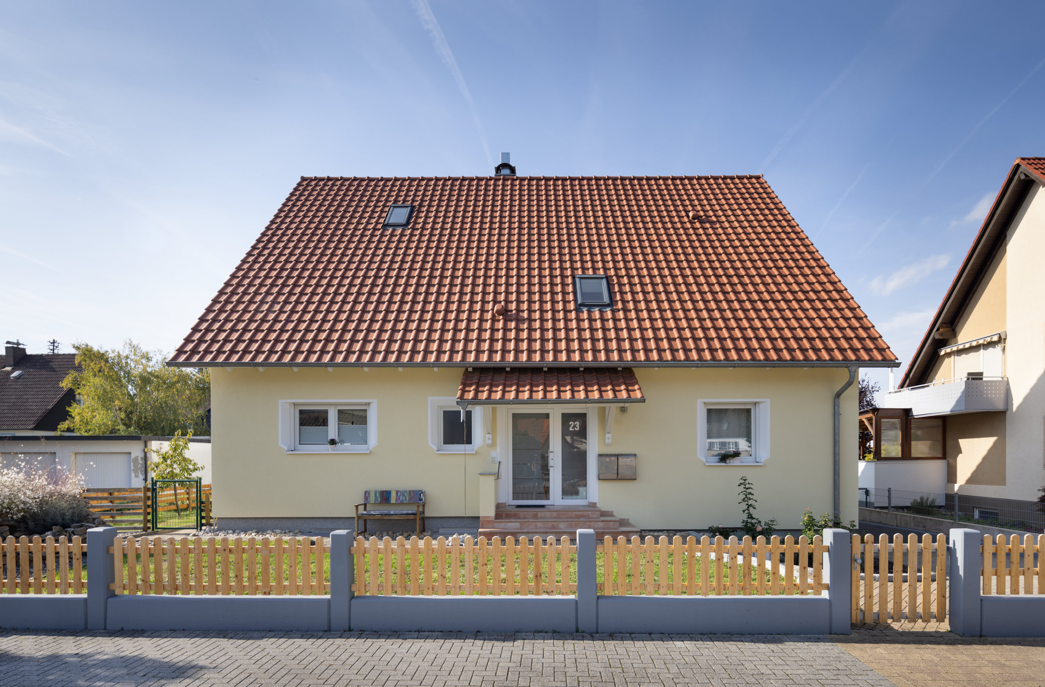 Ein neuer Anstrich mit einer bionischen Fassadenfarbe hält dieses Einfamilienhaus langfristig trocke