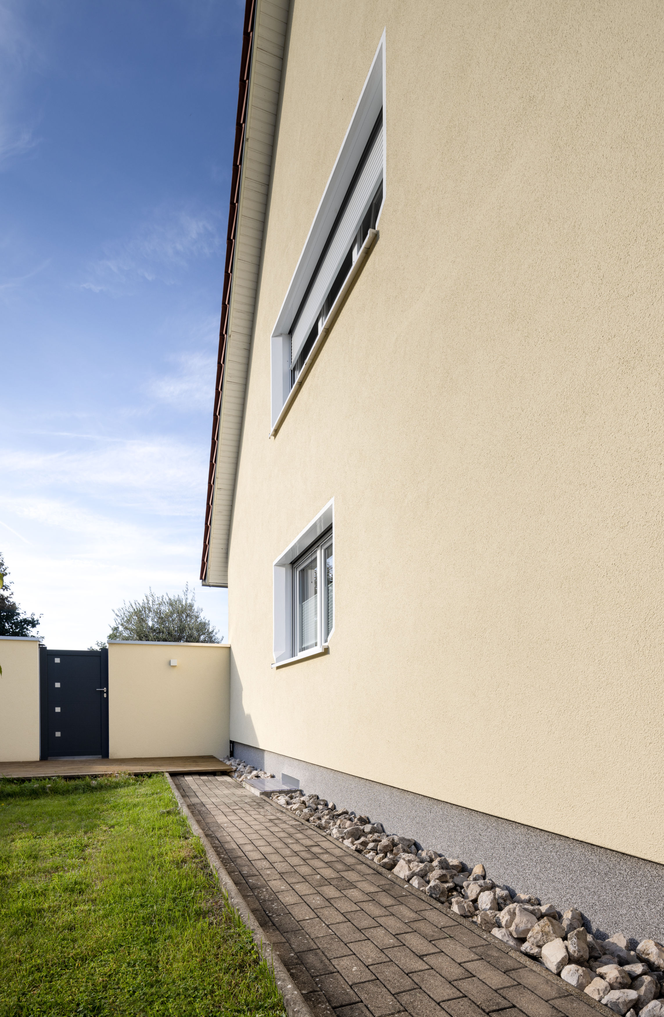 Ihre helle Oberfläche ist makellos. Das Geheimnis: Schmutz perlt einfach mit dem Regen ab.