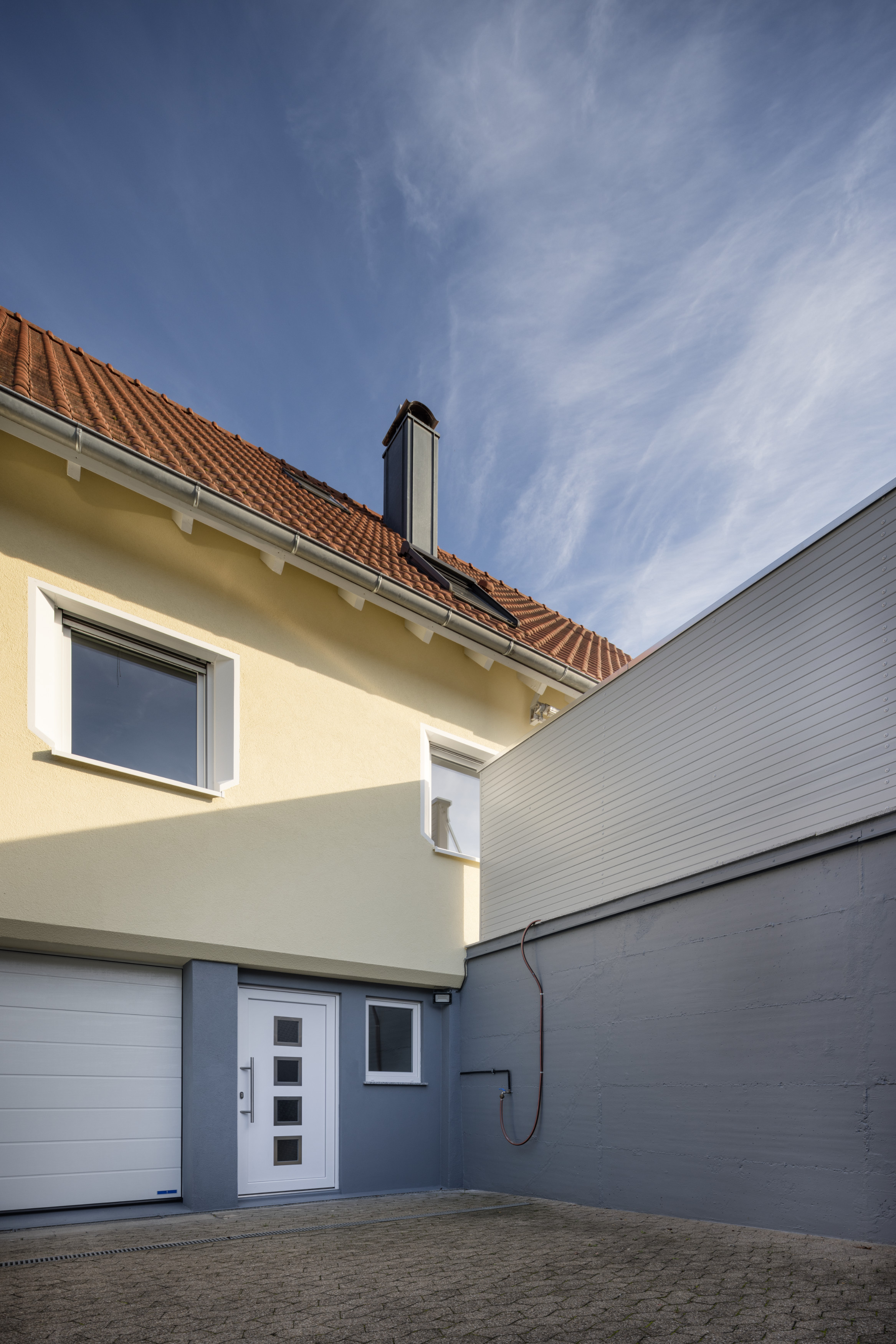 Der Gebäudesockel wurde mit einer schnell trocknenden Fassadenfarbe gestaltet. 