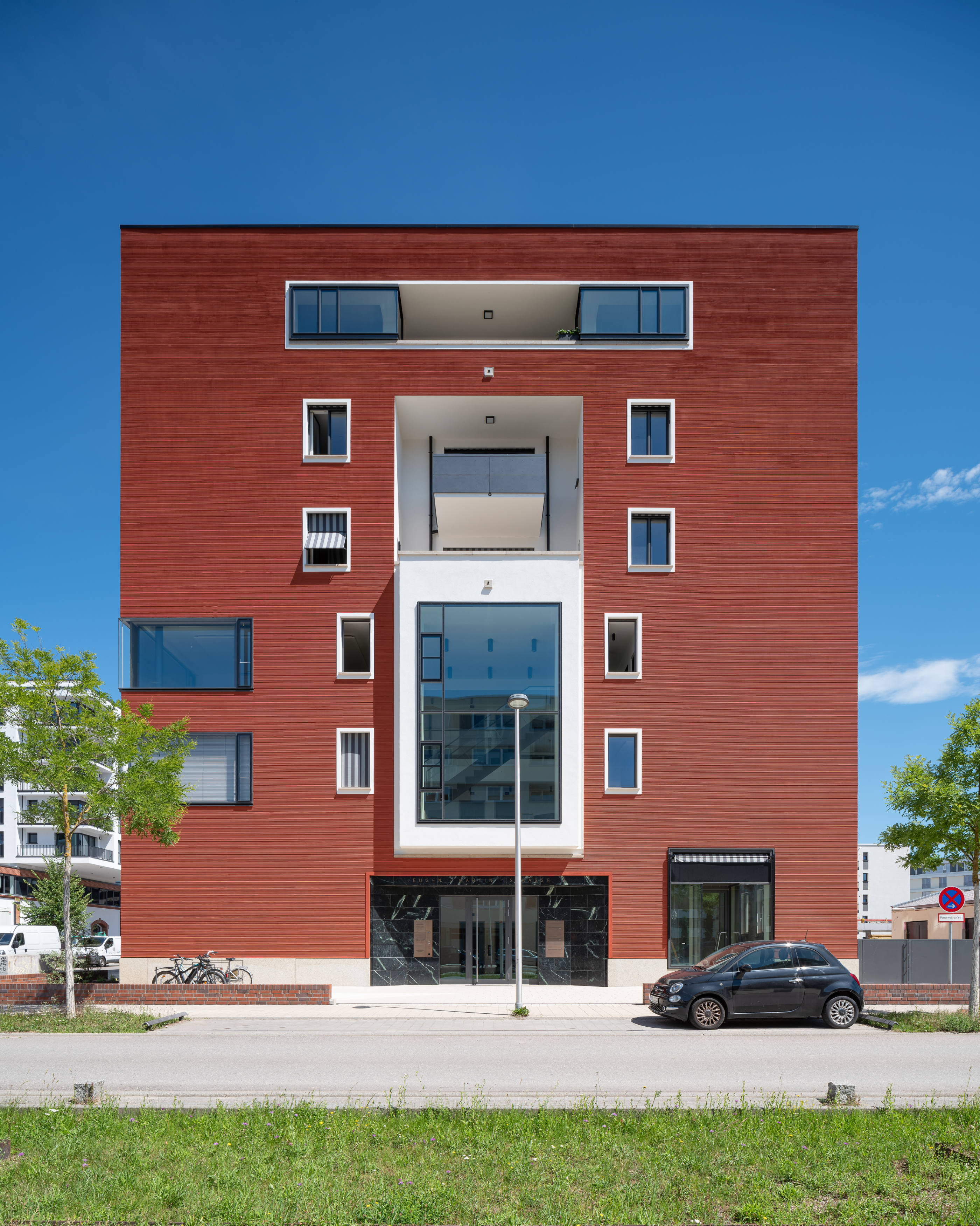 Das auskragende, großflächig transparent gestaltete Treppenhaus.