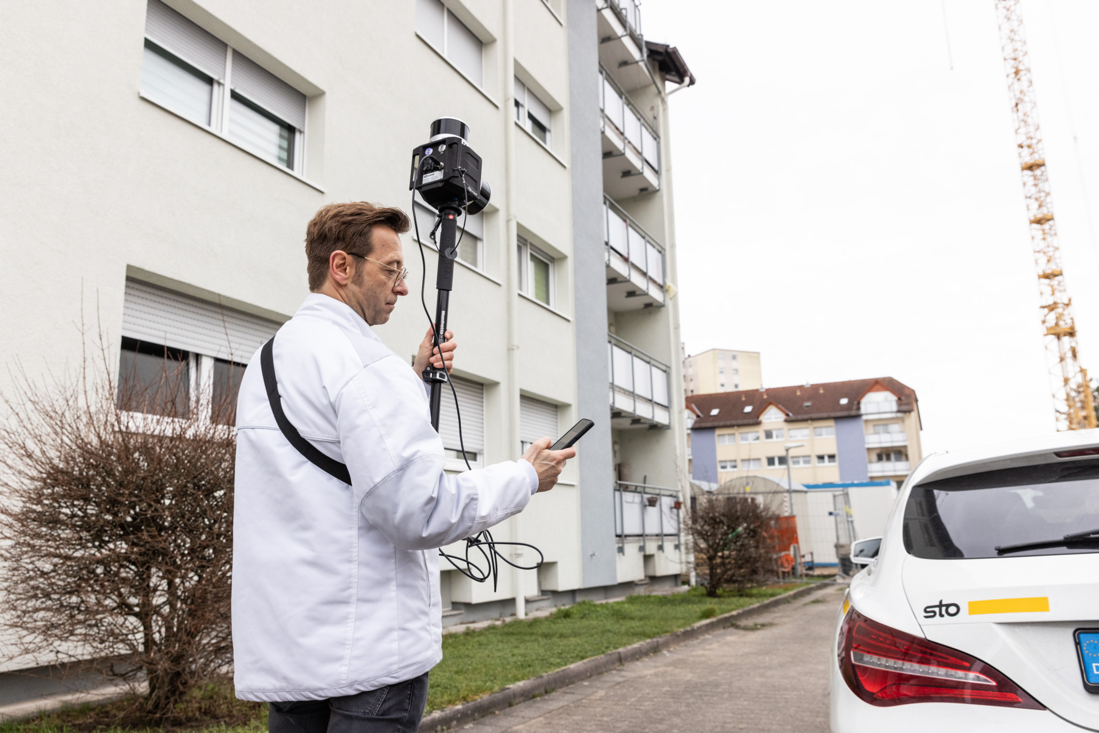 Digital und mobil: Sto Klimaservice-Experten erfassen vor Ort alle Details eines Gebäude mit einem L