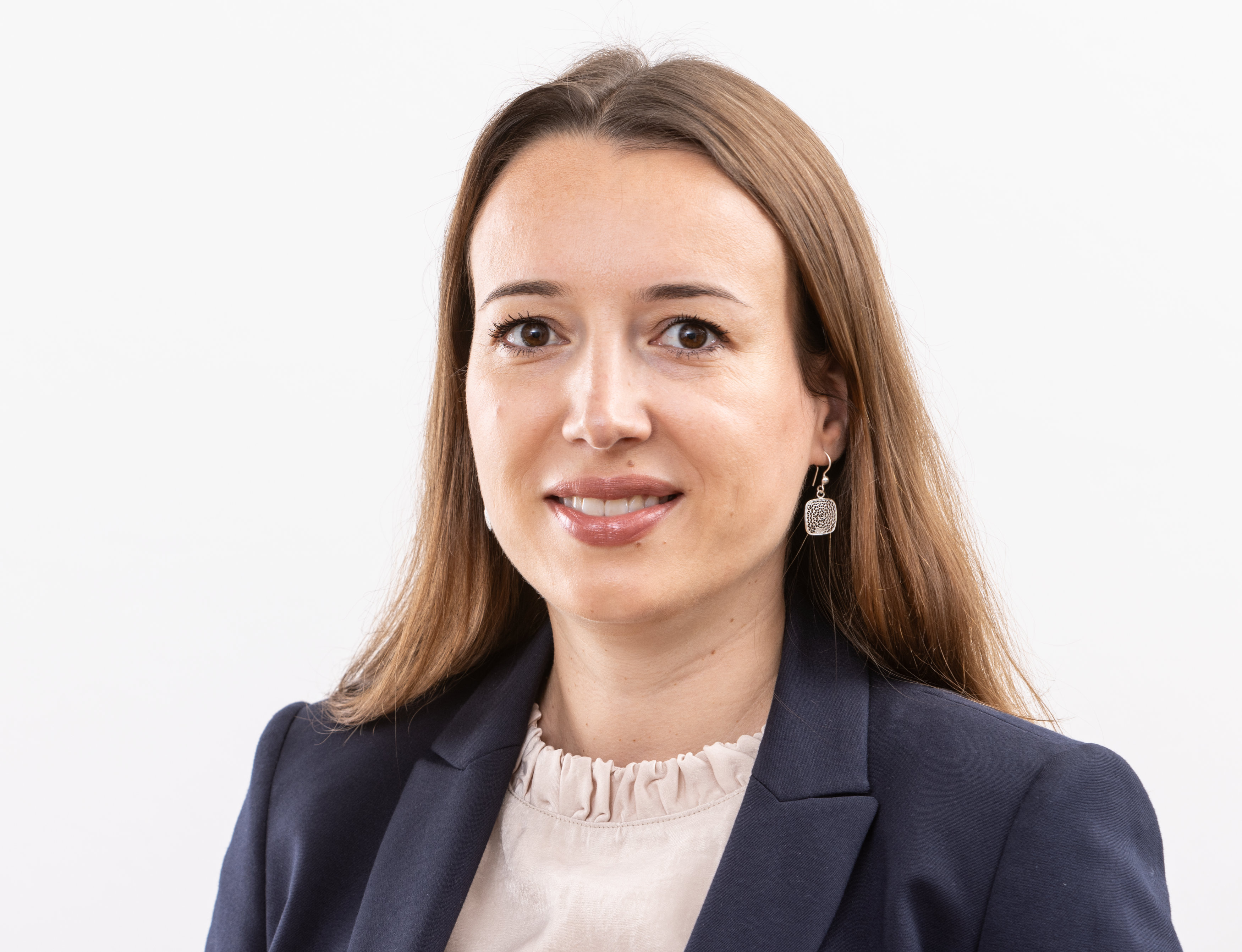 Portrait Désirée Konrad, Vorstand der STO Management SE.