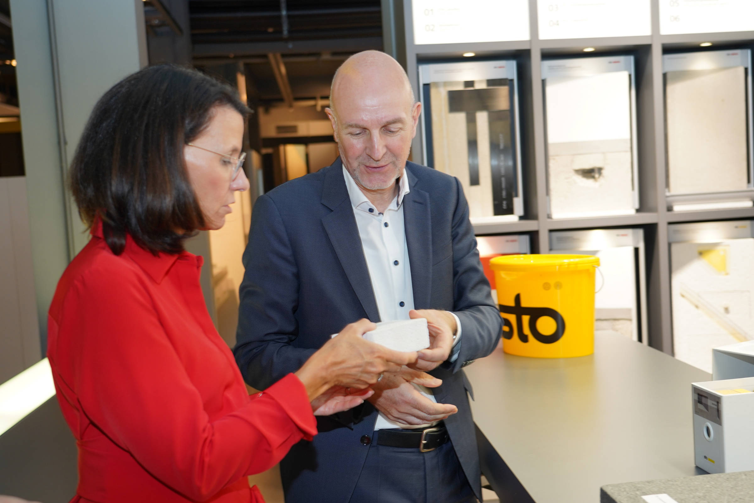 Die Staatssekretäre Rita Schwarzelühr-Sutter und Dr. Rolf Bösinger informierten sich bei Sto unter a