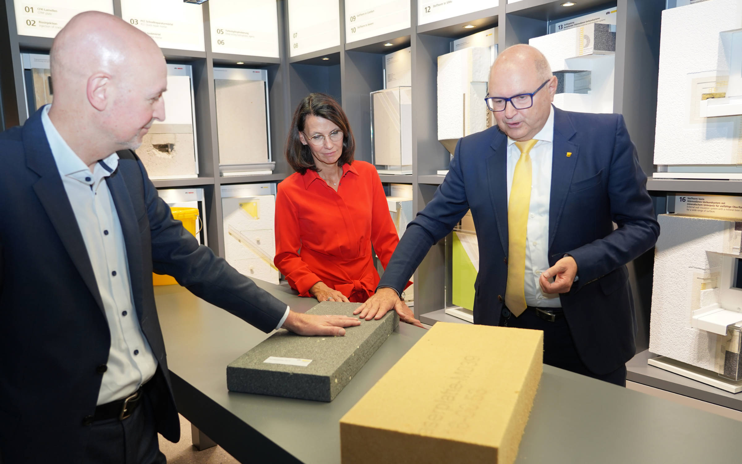 Michael Keller (re.) Vorstand Vertrieb bei Sto, erklärte den Staatssekretären Rita Schwarzelühr-Sutt