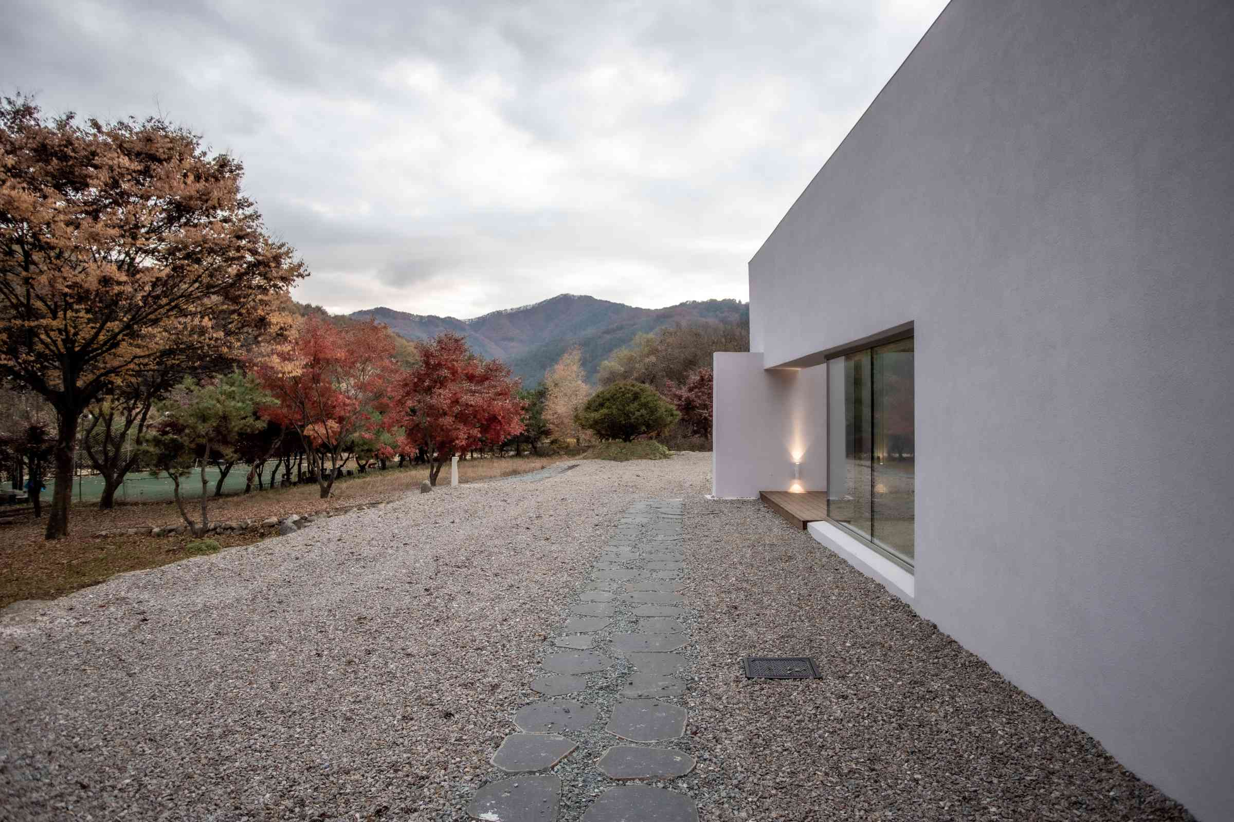 Aufgebrochen und zusammengefügt: Die Wand- und Deckenscheiben des „Floating Wall House“