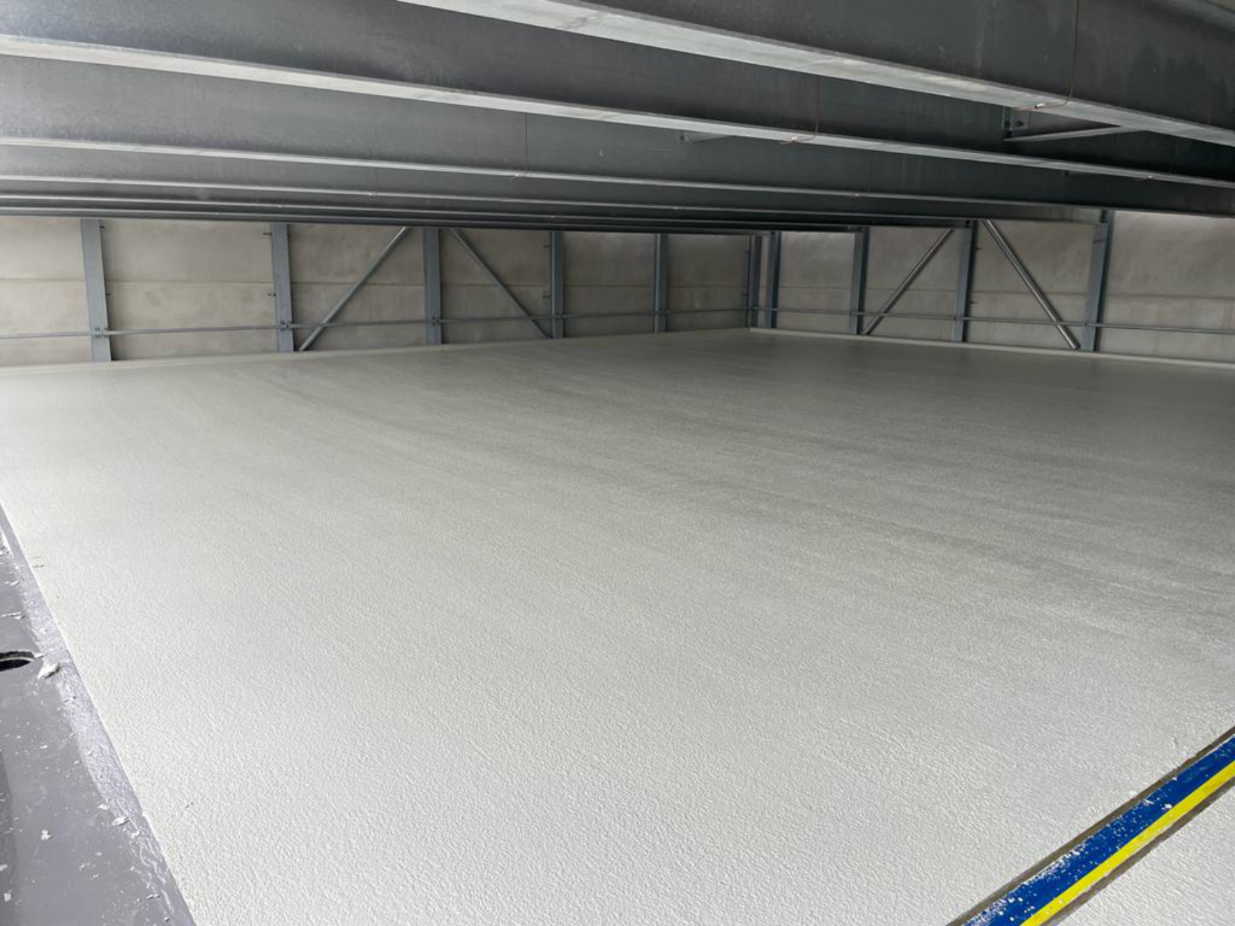 Beispielhafte Fläche eines neuen Parkhausbodens.