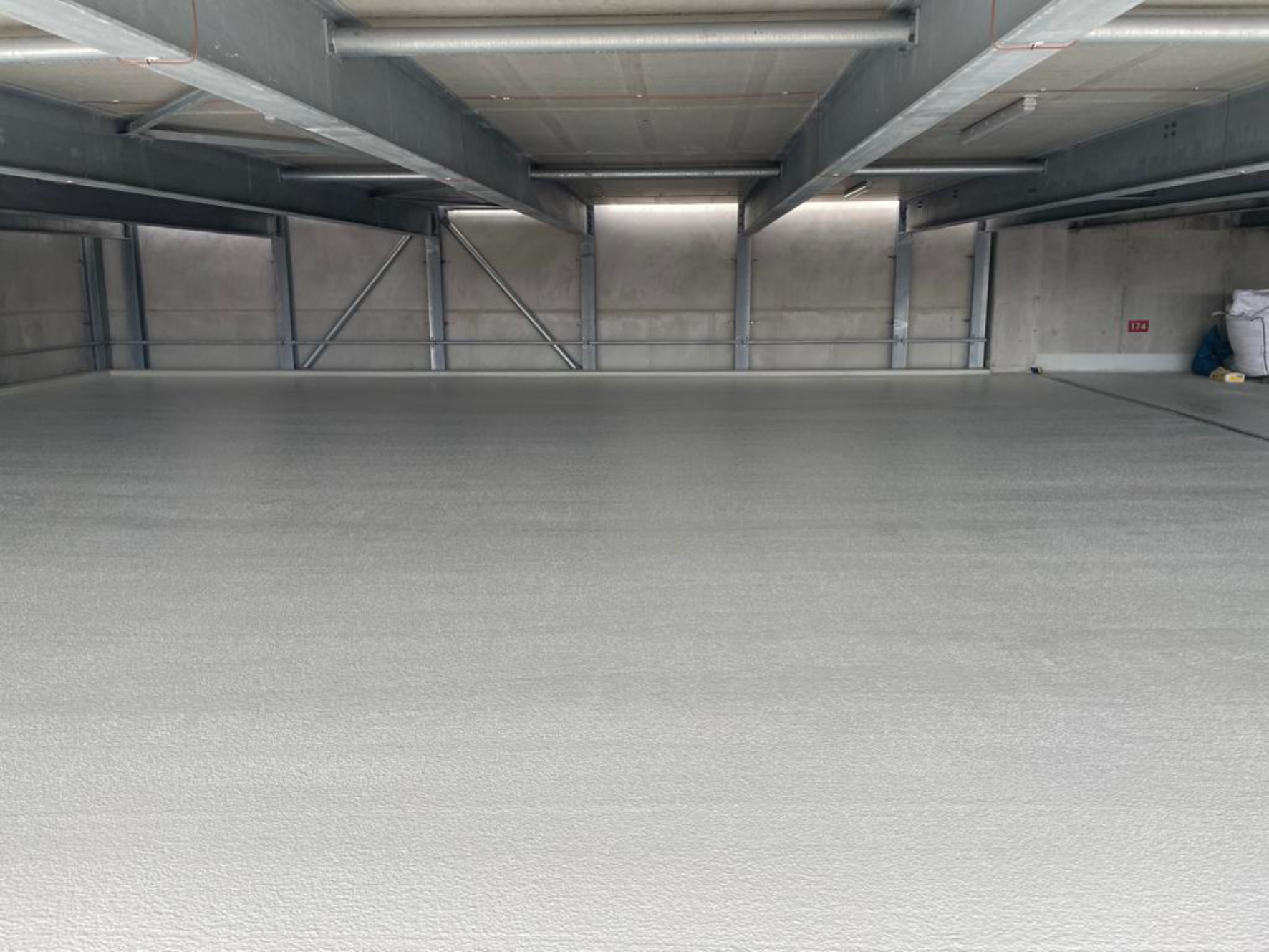Beispielhafte Fläche eines neuen Parkhausbodens.